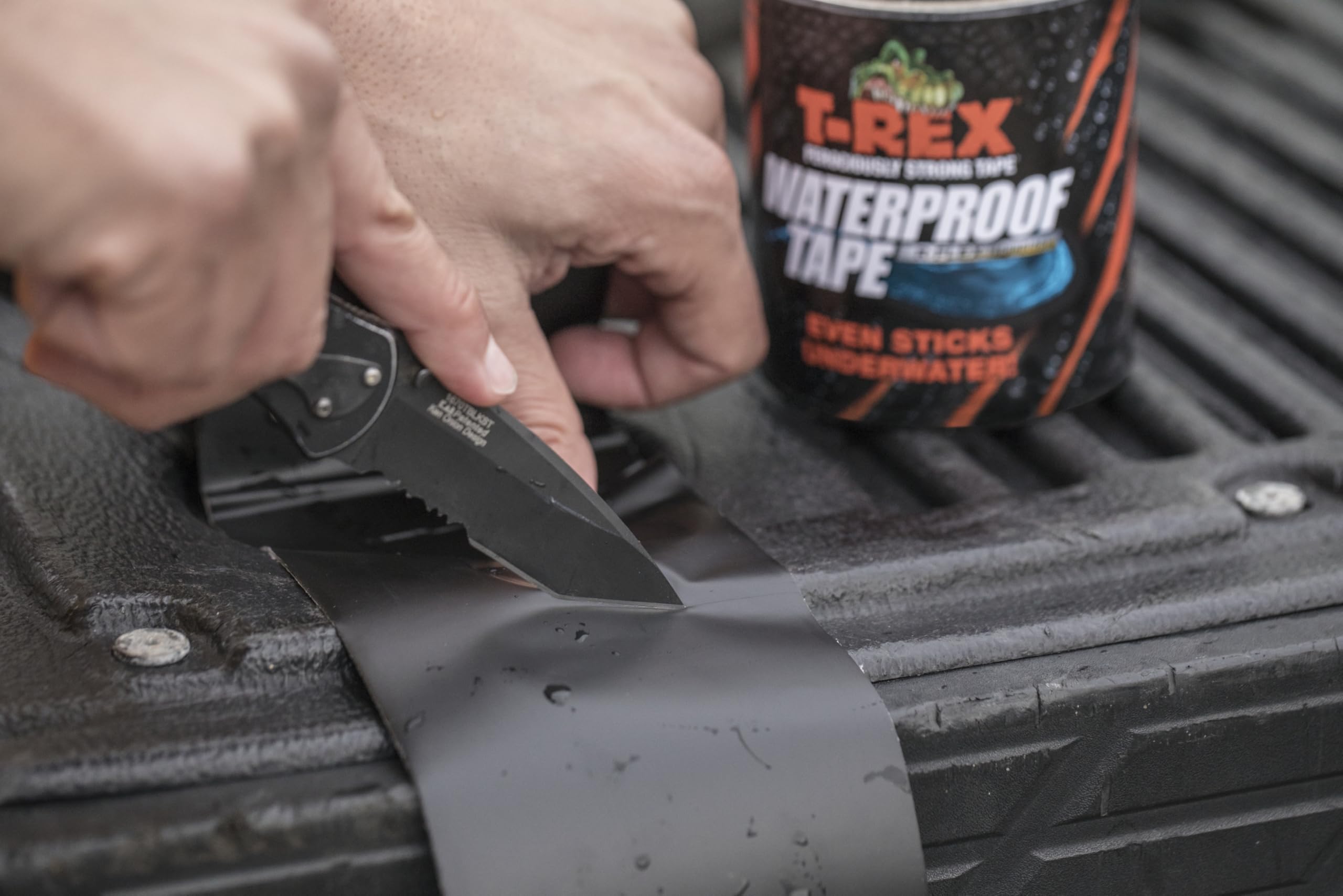 شريط T-REX المقاوم للماء والثقيل متعدد الاستخدامات لحل مشاكل التسريب والإصلاح على الأسطح الرطبة أو الخشنة أو المتسخة. يمكن استخدامه تحت الماء لتوفير ختم قوي ودائم ضد التسرب للأنابيب، الخراطيم، الأسطح،