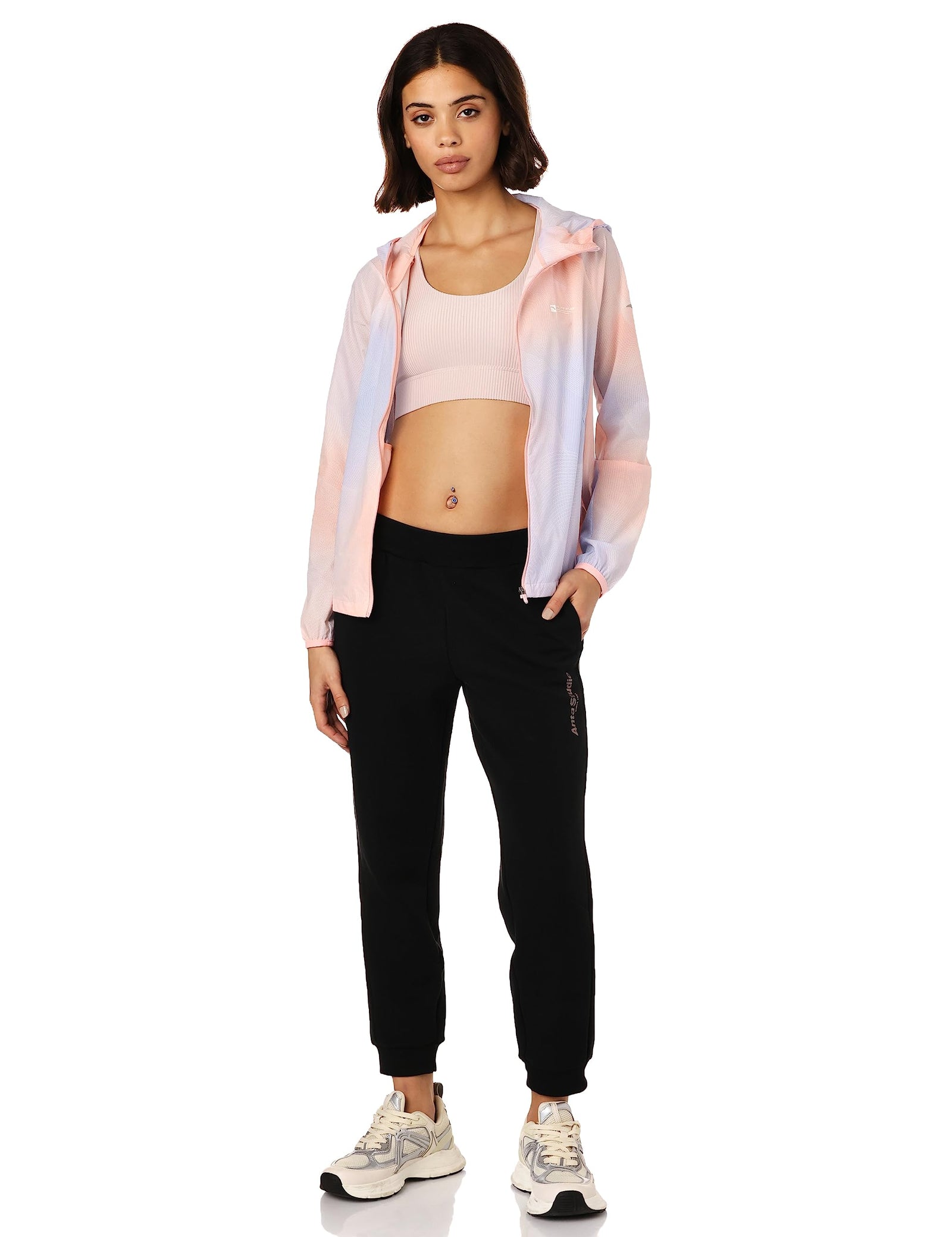 بنطال أنتا للنساء المصمم ليمنحك مرونة عالية وأداءً مميزاً في كل حركة. مصنوع من قماش خفيف وقابل للتمدد يسمح بمرور الهواء ويمنح حرية كاملة أثناء التمارين أو الاستخدام اليومي