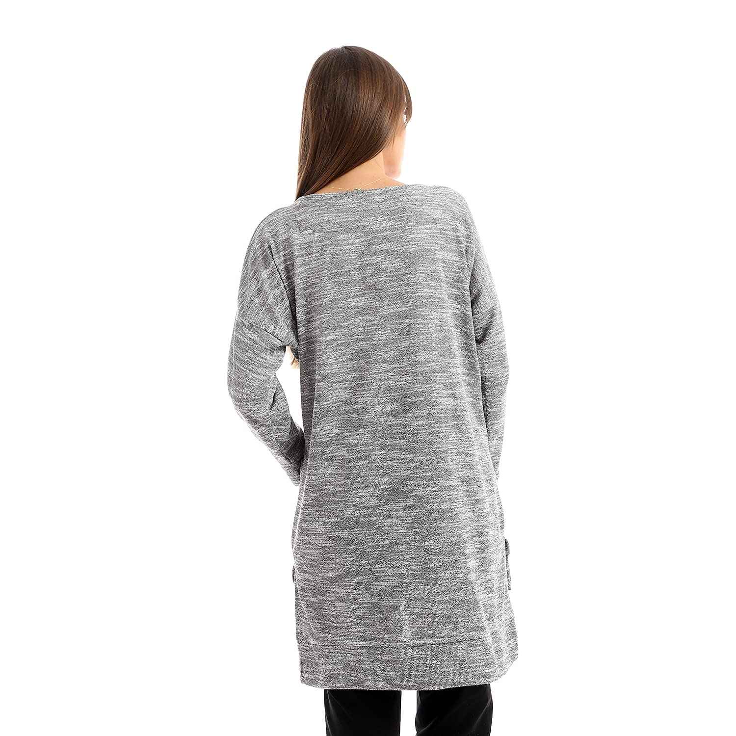 سويت شيرت جميلا بسيط بياقة دائرية للنساء يجمع بين الراحة والأناقة اليومية. مصنوع من قماش ناعم وعالي الجودة،