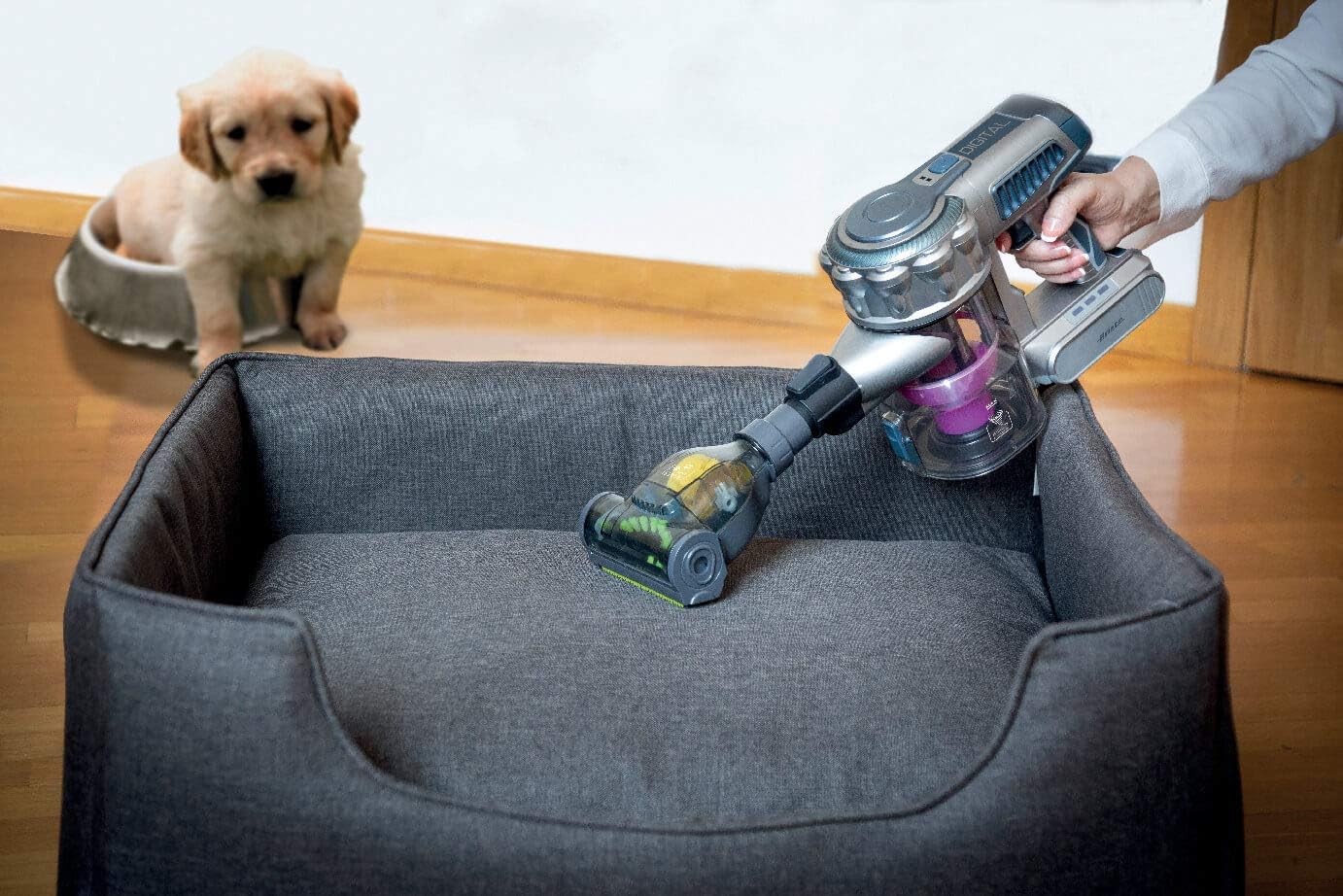 مكنسة كهربائية عمودية Ariete 2758 باللون الأحمر، بقدرة 200 واط وسعة 1 لتر، تتميز بتصميم عملي وقوة شفط ممتازة تناسب التنظيف اليومي للمنازل. قد تحتوي على خدوش بسيطة لا تؤثر على الأداء أو الكفاءة.