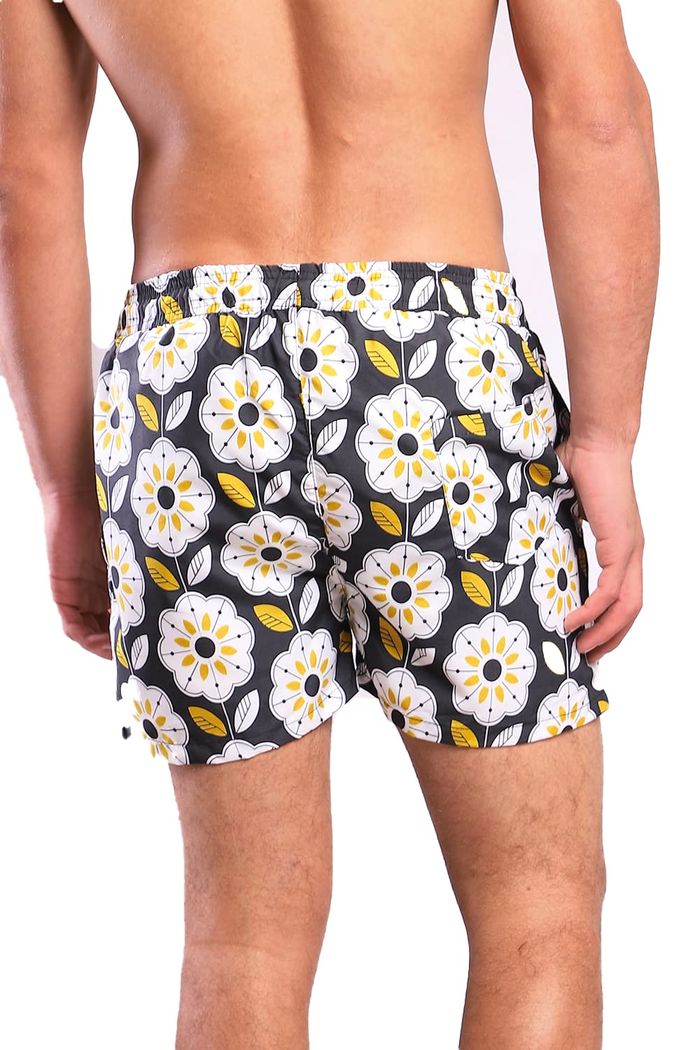 شورت وايت رابيت للرجال يتميز بتصميم عصري وراحة ممتازة، مما يجعله مناسبًا للاستخدام اليومي 