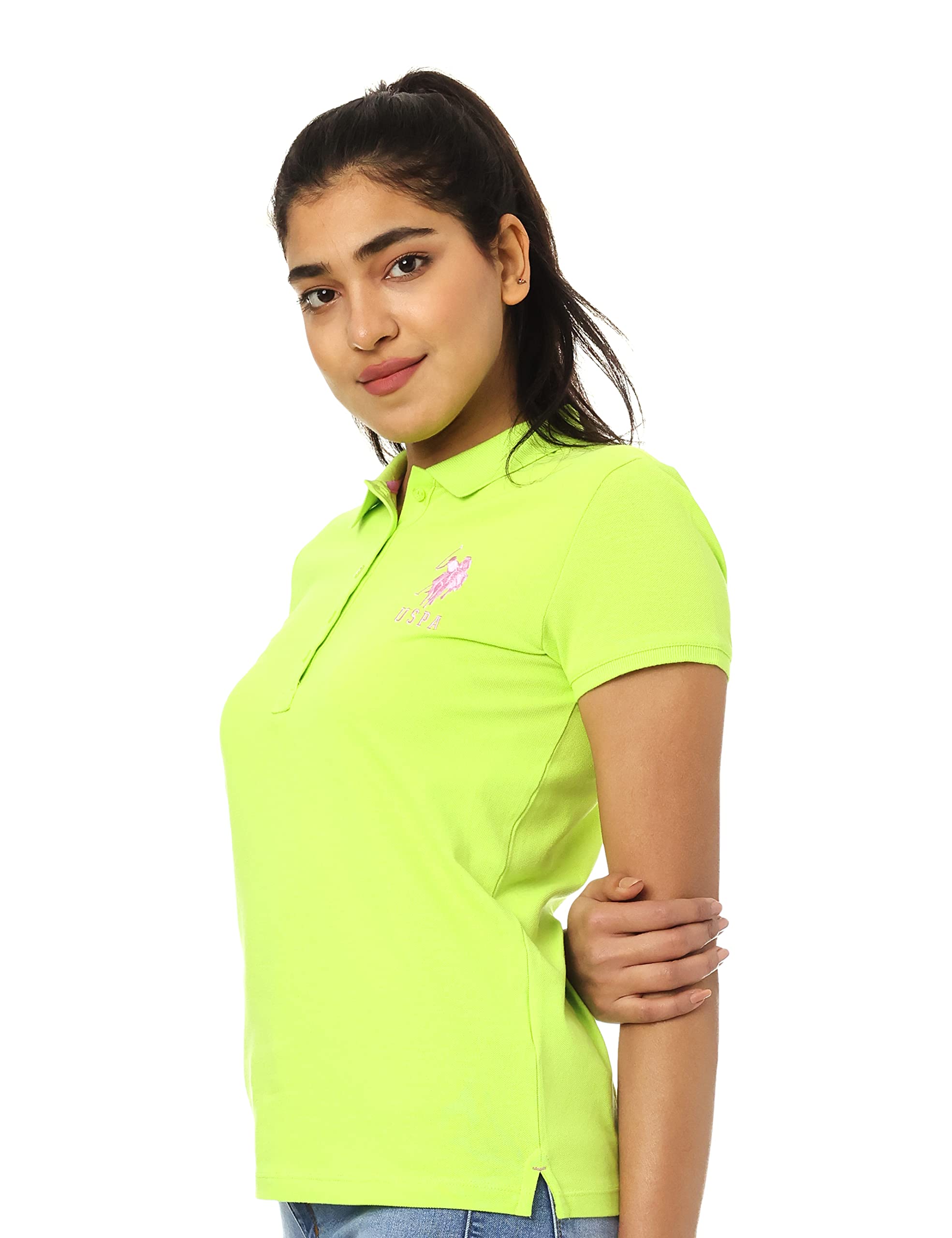 تيشيرتات يو إس بولو أسن للنساء تجمع بين الراحة والجودة والأسلوب الرياضي الكلاسيكي. مصنوعة من قماش قطني ناعم ومتين يسمح بمرور الهواء لتمنحك راحة تدوم طوال اليوم