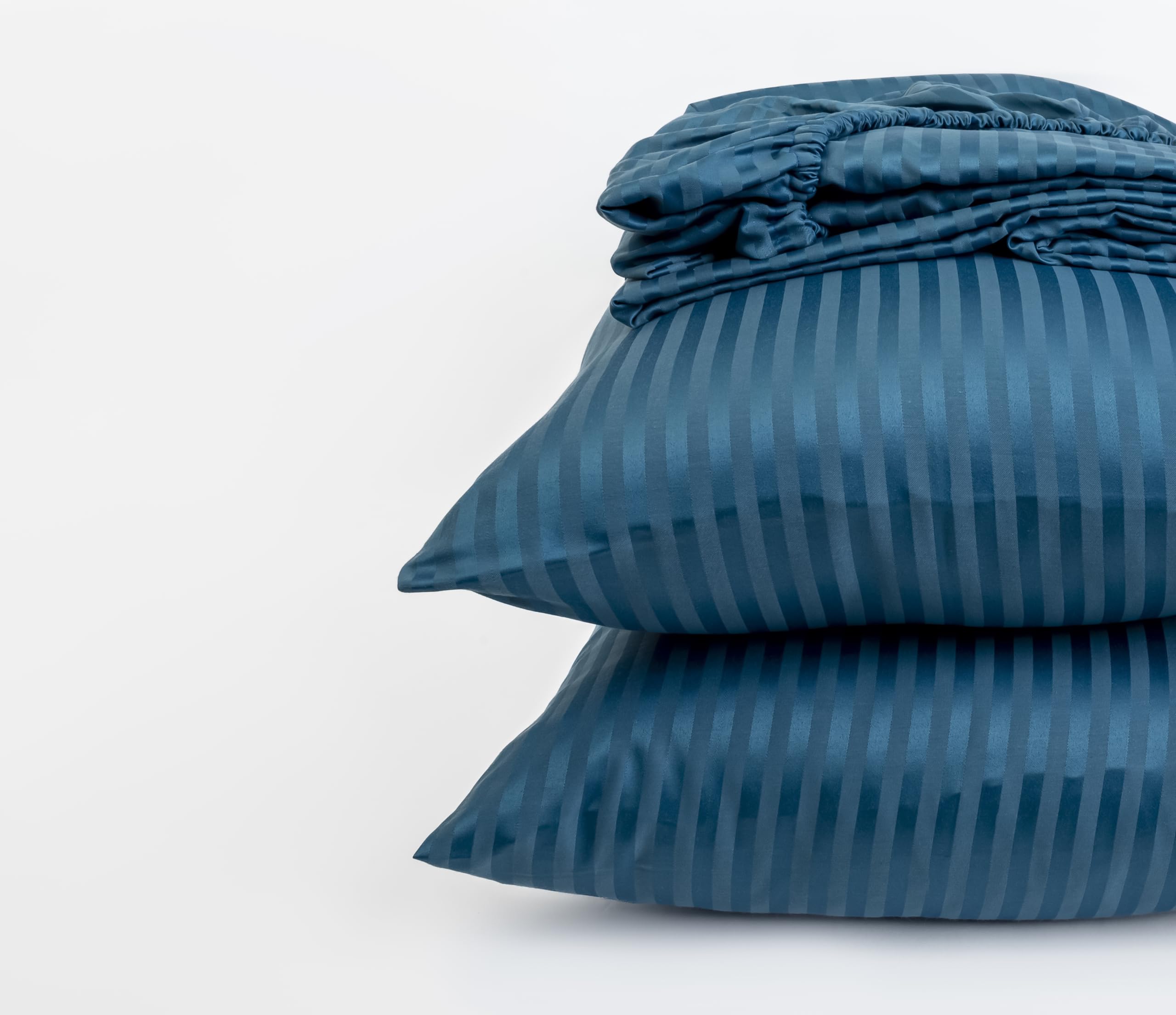 طقم ملاية سرير مخططة بأستك من Home Of Linen يجمع بين الأناقة والراحة والمتانة لتجربة نوم فاخرة