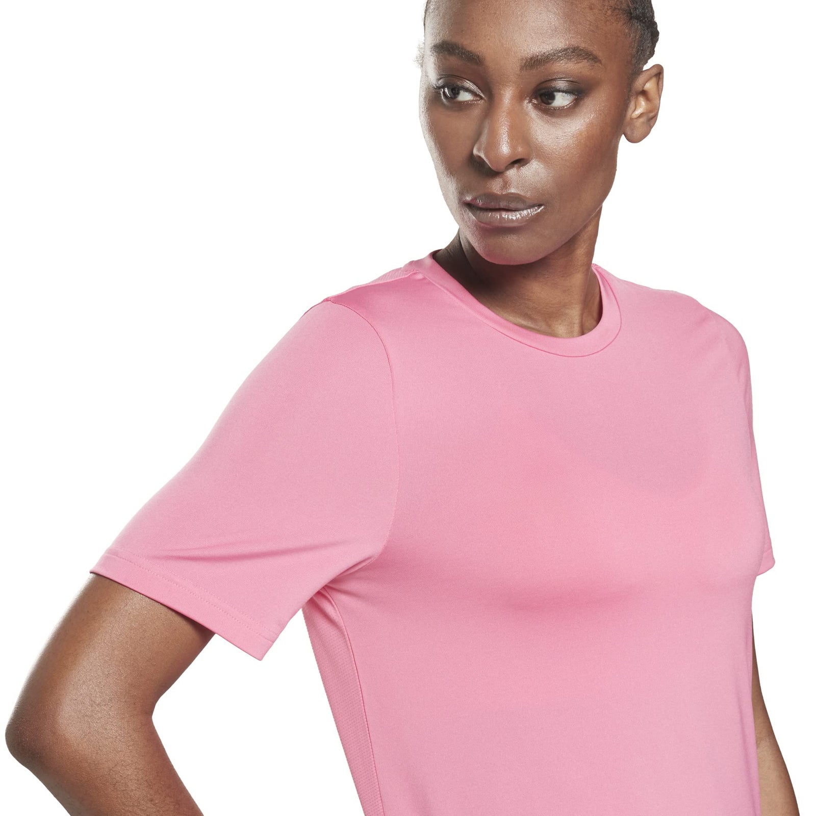 تيشيرت ريبوك للنساء مناسب للرياضة، الجري، أو الاستخدام اليومي.