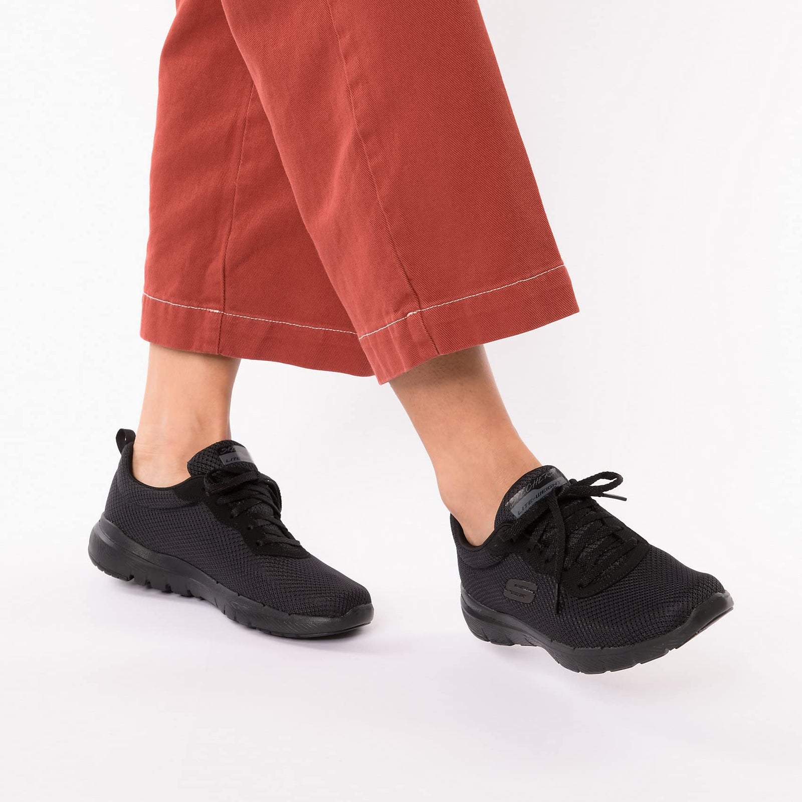 أحذية من Skechers للنساء مصممة لتوفير أقصى درجات الراحة والأناقة والأداء للاستخدام اليومي