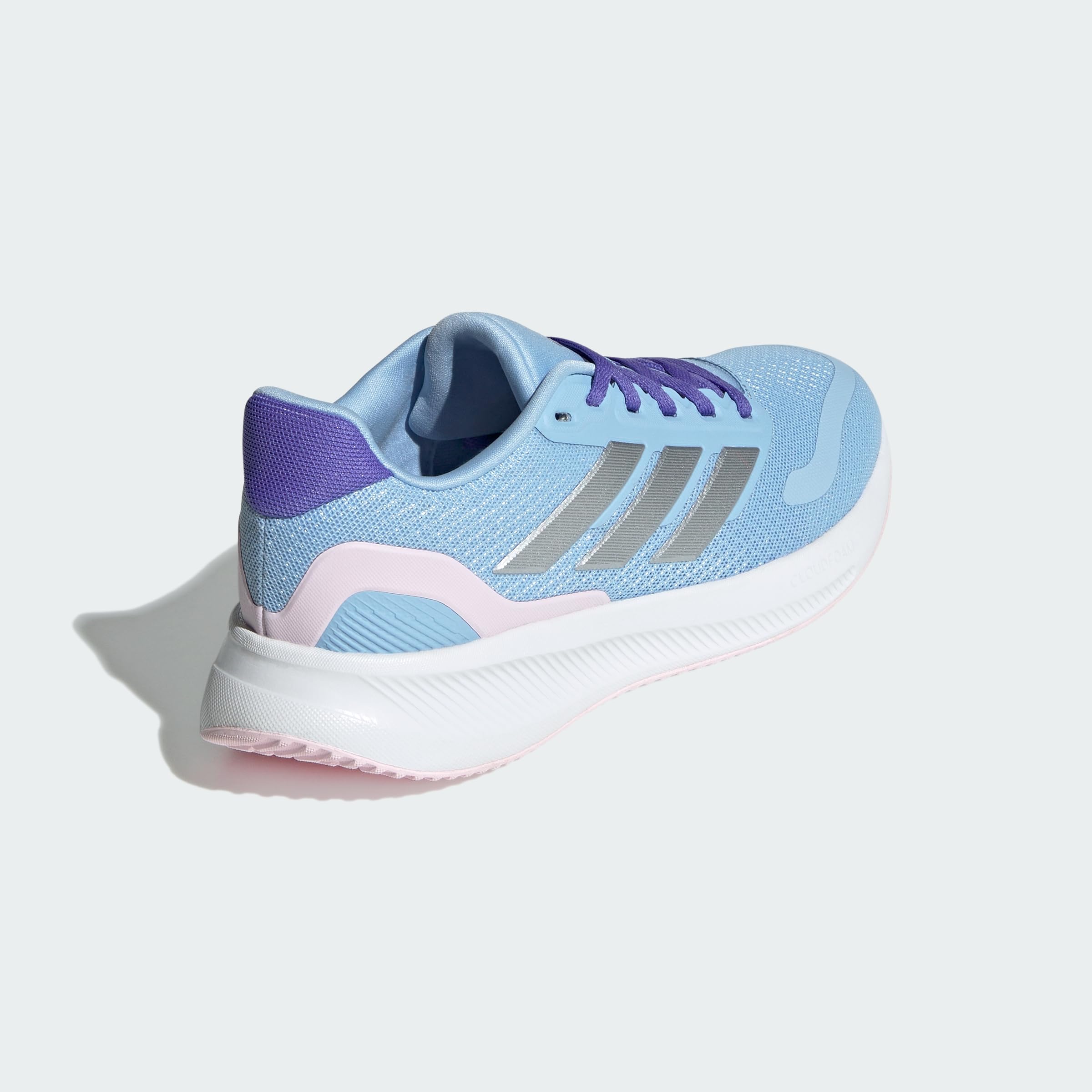 أحذية adidas للأولاد مصممة لتمنح الراحة والمتانة والمظهر الرياضي لدعم الأطفال النشطين. تتميز بأقمشة قابلة للتنفس مع نعال مبطنة ونعل خارجي قوي للحفاظ على راحة وحماية القدمين طوال اليوم