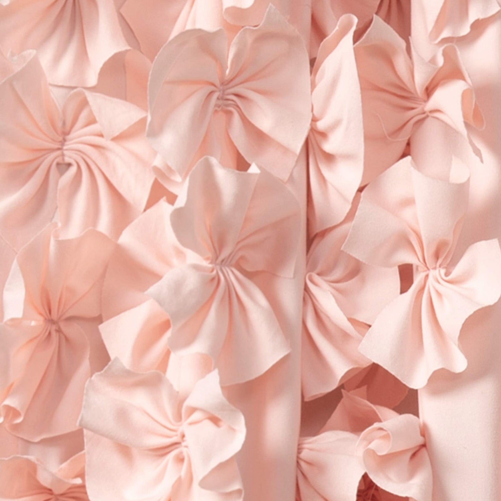 ستارة Lush Decor هي لوحة شفافة أنيقة وعصرية مصممة لتحسين مظهر أي غرفة. تتميز بتصميم مزين بعقدة مطرزة ومجعدة، تضيف لمسة زخرفية بينما تسمح بمرور الضوء الطبيعي الناعم. 