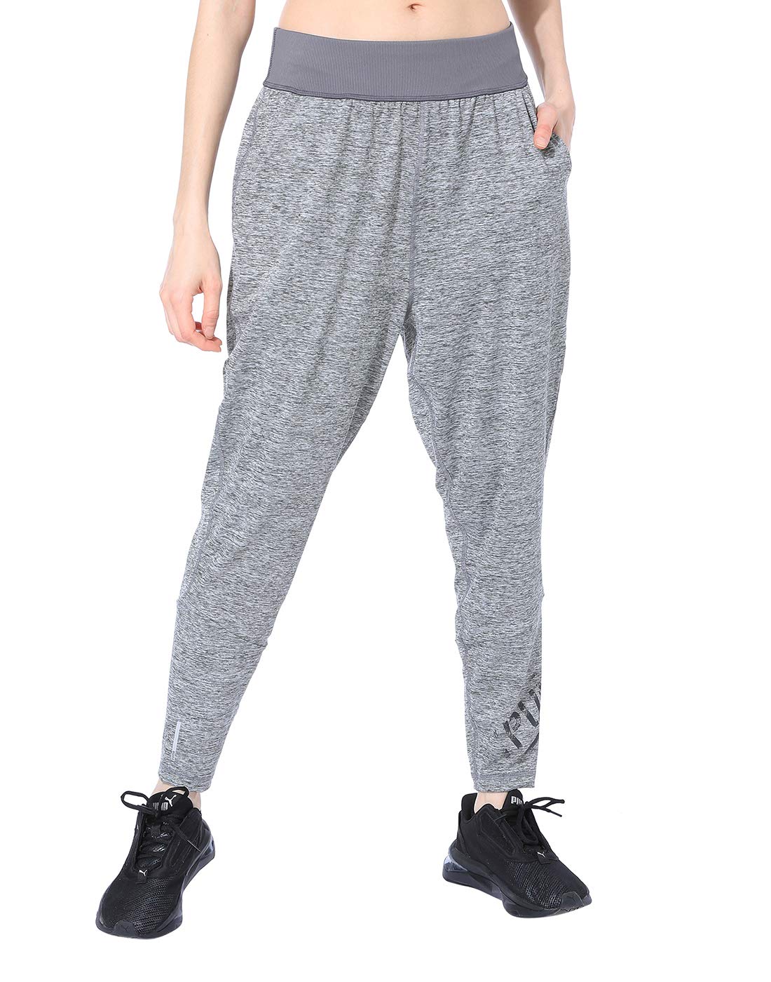 بنطال بوما للنساء يجمع بين الراحة والأناقة الرياضية في تصميم واحد مثالي لكل الأوقات. مصنوع من قماش ناعم ومرن يسمح بمرور الهواء ليمنحك إحساسًا بالراحة طوال اليوم. 