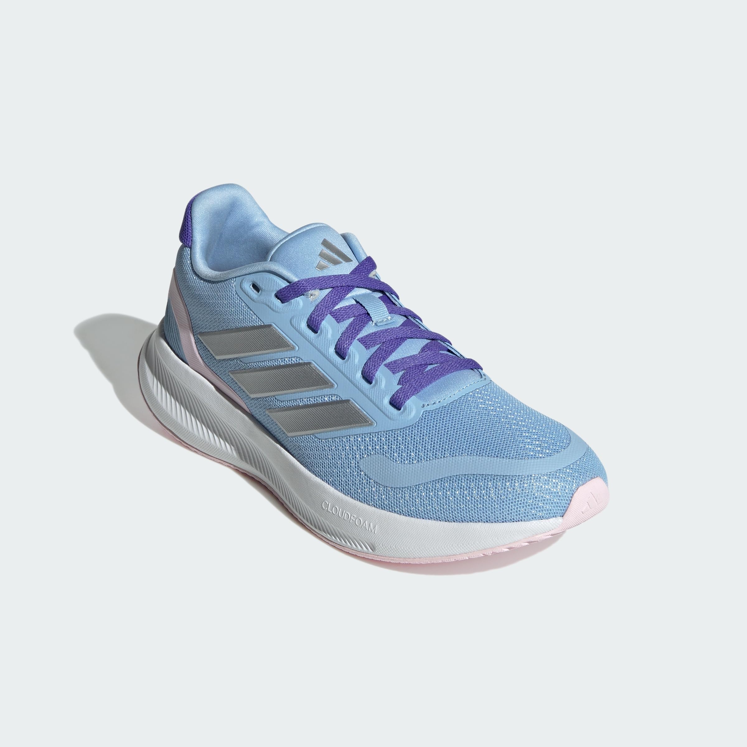 أحذية adidas للأولاد مصممة لتمنح الراحة والمتانة والمظهر الرياضي لدعم الأطفال النشطين. تتميز بأقمشة قابلة للتنفس مع نعال مبطنة ونعل خارجي قوي للحفاظ على راحة وحماية القدمين طوال اليوم