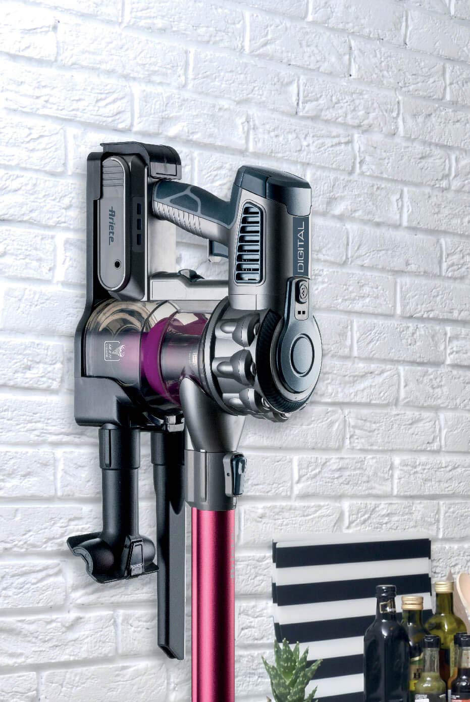 مكنسة كهربائية عمودية Ariete 2758 باللون الأحمر، بقدرة 200 واط وسعة 1 لتر، تتميز بتصميم عملي وقوة شفط ممتازة تناسب التنظيف اليومي للمنازل. قد تحتوي على خدوش بسيطة لا تؤثر على الأداء أو الكفاءة.