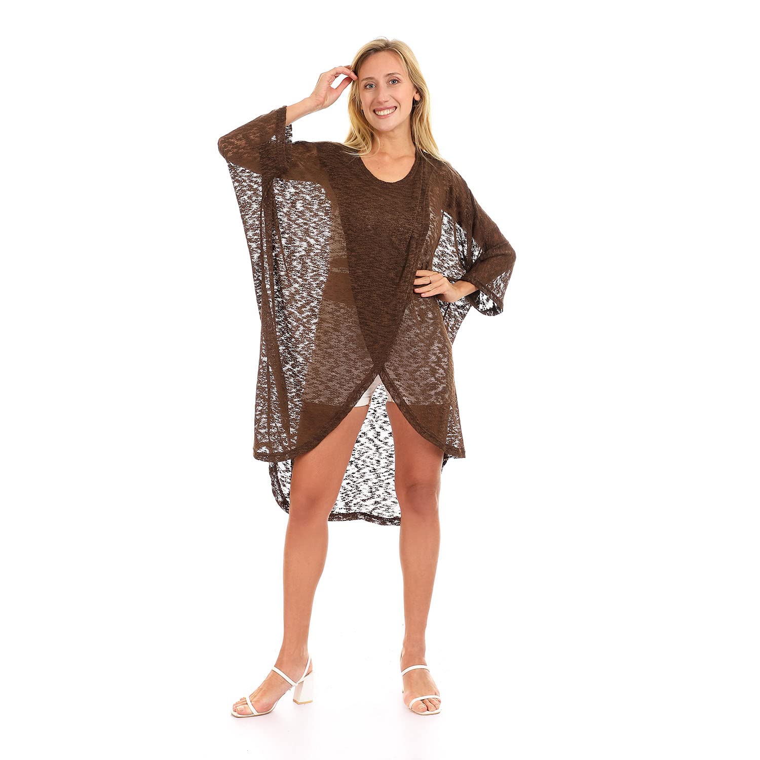 كوفر أب من JAMILA للنساء بتصميم ياقة دائرية واسعة وفتحة أمامية مظهرًا أنيقًا وعصريًا يعزز أي إطلالة. يتميز بتصميم واسع وفتحة أمامية