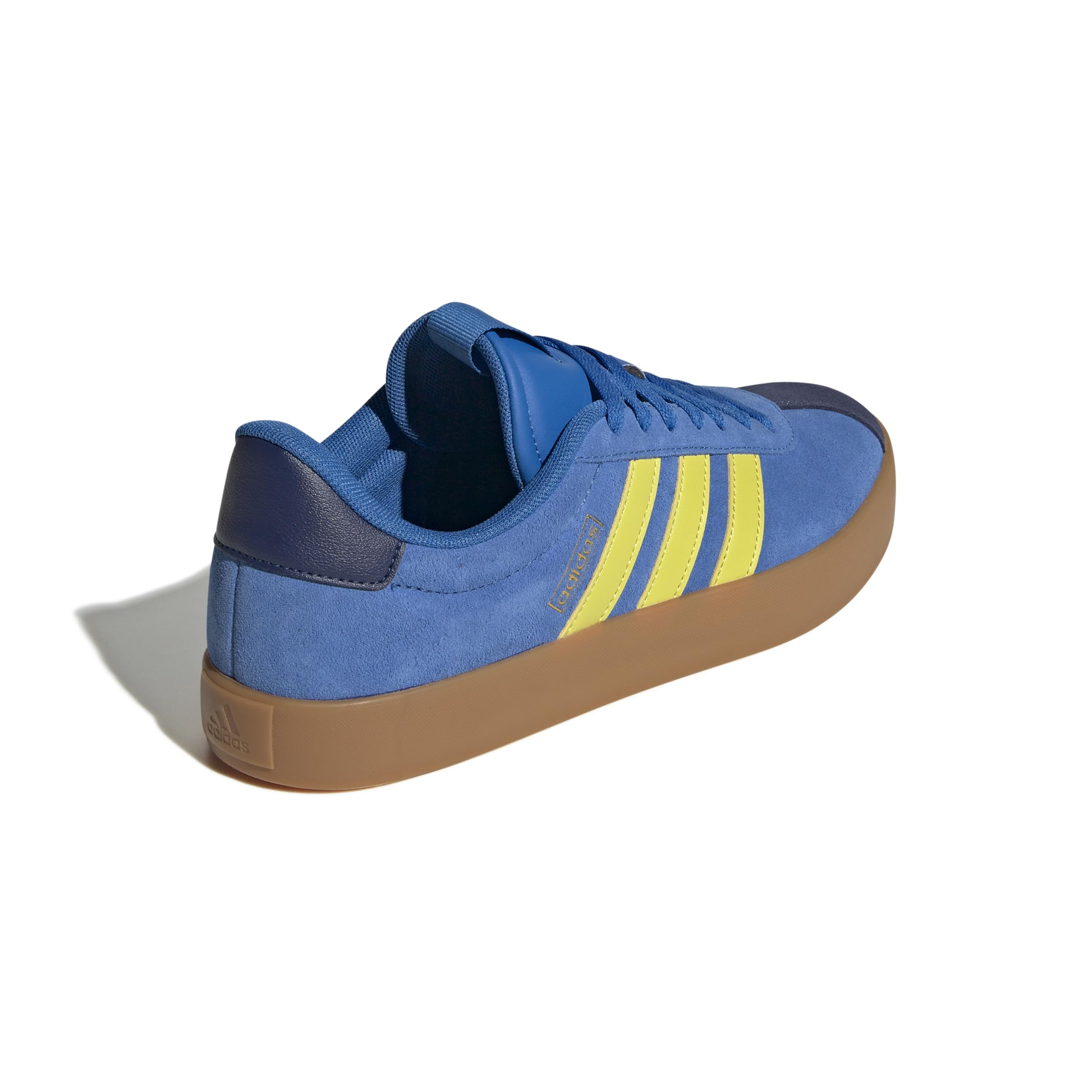 أحذية adidas للرجال مصممة لتجمع بين الراحة والمتانة والأسلوب الرياضي الأيقوني. مصنوعة من مواد قابلة للتنفس مع نعال مبطنة ونعل خارجي قوي لتوفير دعم مثالي أثناء الجري أو التمارين أو الاستخدام اليومي