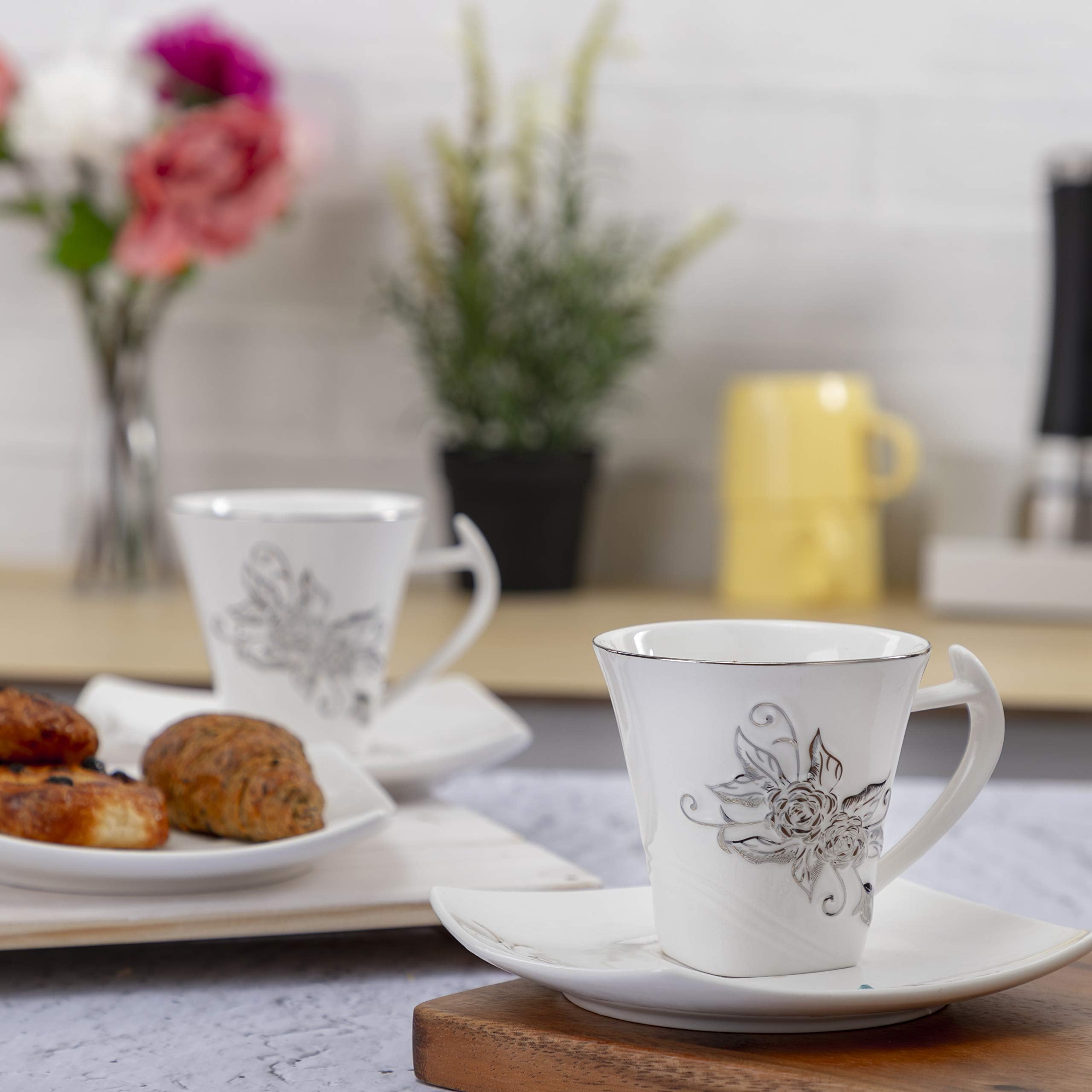 طقم أكواب وصحون من رويالفورد مكون من ١٢ قطعة، مثالي لتقديم الشاي أو القهوة بأناقة. مصنوع من خامات عالية الجودة، يوفر كل كوب وصحن متانة ولمسة نهائية ناعمة – Safqqa Egypt