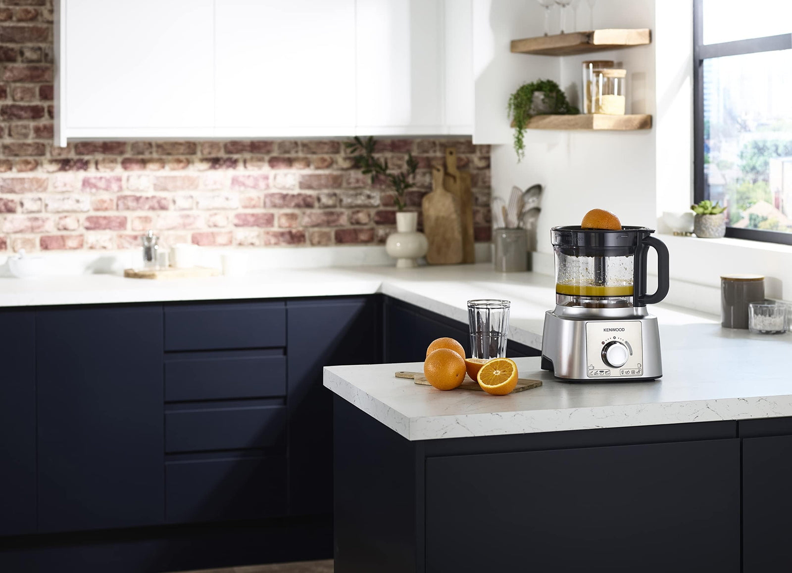 معالج طعام كينوود مالتي برو اكسبرس، وعاء سعة 3.0 لتر مع خدمة سريعة، خلاط سعة 1.2 لتر، خطاف عجين، خفاقة، 3 أقراص تقطيع وبرش، مطحنة متعددة، 1000 واط، FDP65.750WH، فضي. 