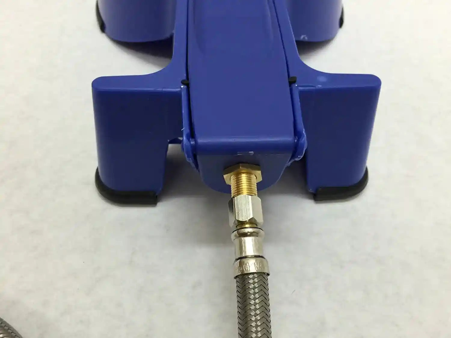 حافظ على ترطيب حيواناتك الأليفة بسهولة مع وعاء مياه إيزي-كلين. يأتي مزوداً بأنبوب من الفولاذ المقاوم للصدأ بطول ٥ أقدام، مما يسهل ملء الوعاء وتنظيفه بدون انسكاب. مصمم للكلاب والقطط، – Safqqa Egypt