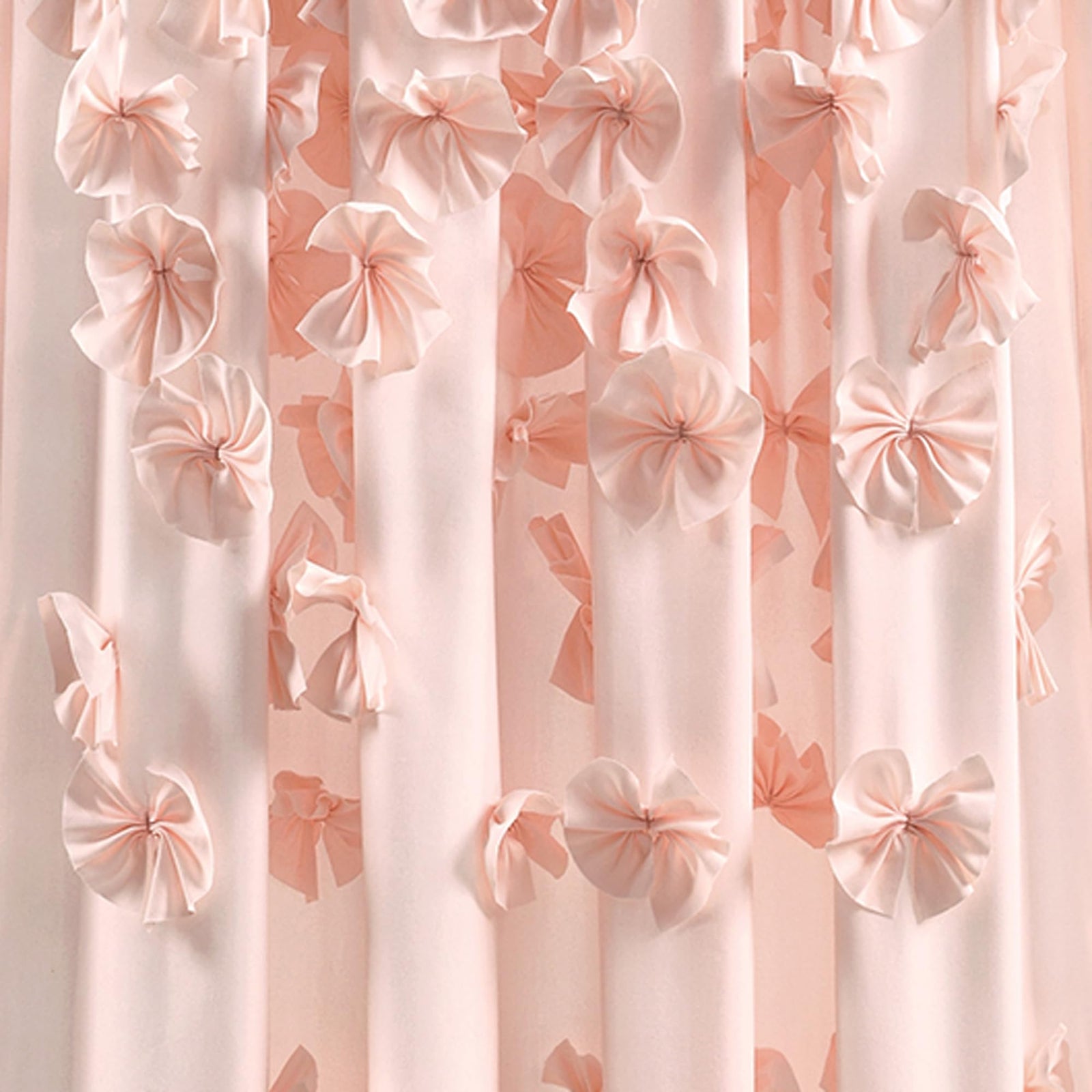 ستارة Lush Decor هي لوحة شفافة أنيقة وعصرية مصممة لتحسين مظهر أي غرفة. تتميز بتصميم مزين بعقدة مطرزة ومجعدة، تضيف لمسة زخرفية بينما تسمح بمرور الضوء الطبيعي الناعم. 