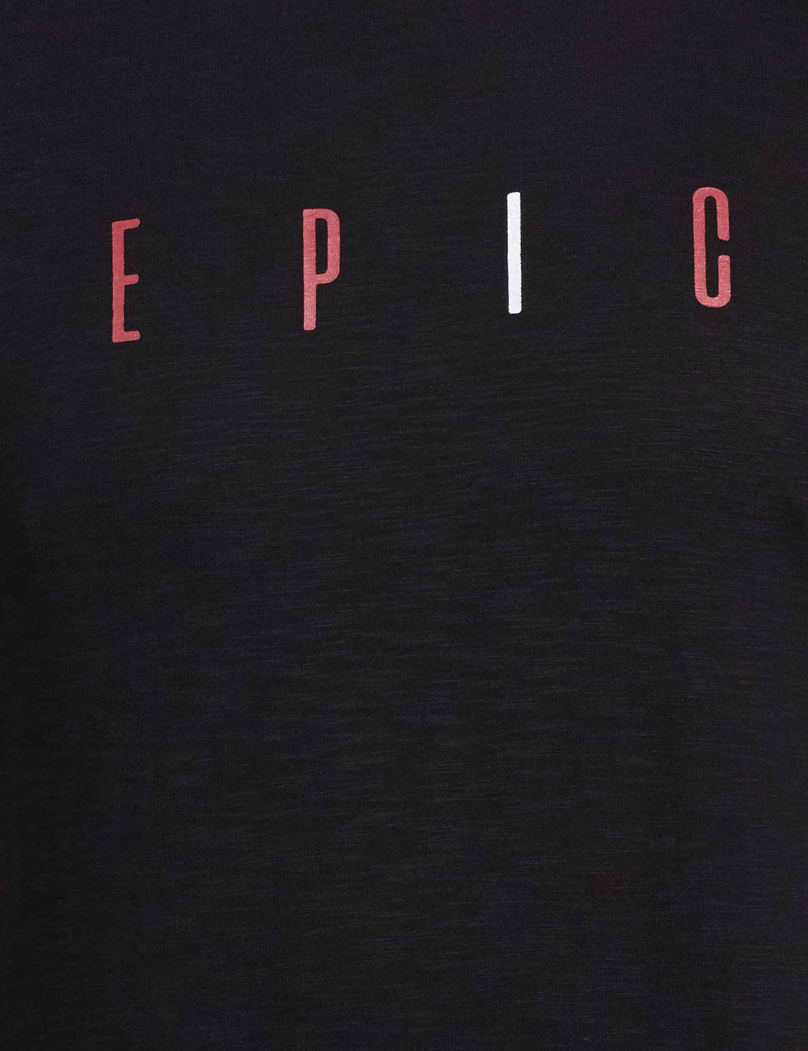 تيشيرت رجالي من Generic مصنوع من قماش ناعم يسمح بمرور الهواء ليمنحك راحة طوال اليوم. يتميز بتصميم بسيط وعملي يمكن تنسيقه بسهولة مع الجينز أو الشورت أو الملابس الرياضية