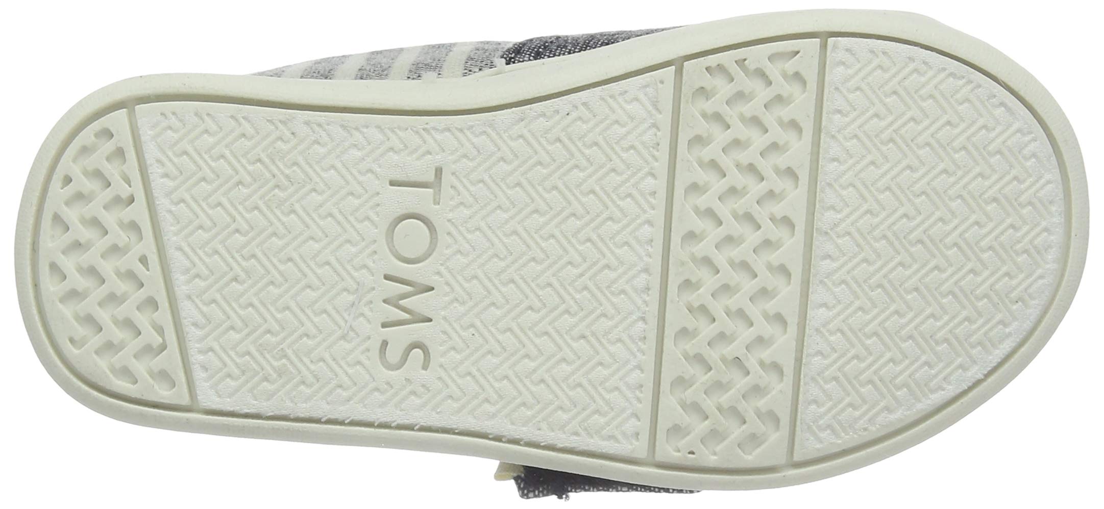 احرصي على أناقة وراحة طفلتك مع أحذية TOMS للبنات. مصنوعة من خامات خفيفة ومتينة، توفر راحة ودعماً طوال اليوم للأطفال النشطين. تتميز بتصميم سهل الارتداء مع نعل مرن، مما يجعلها مثالية للمدرسة، الخروج اليومي،