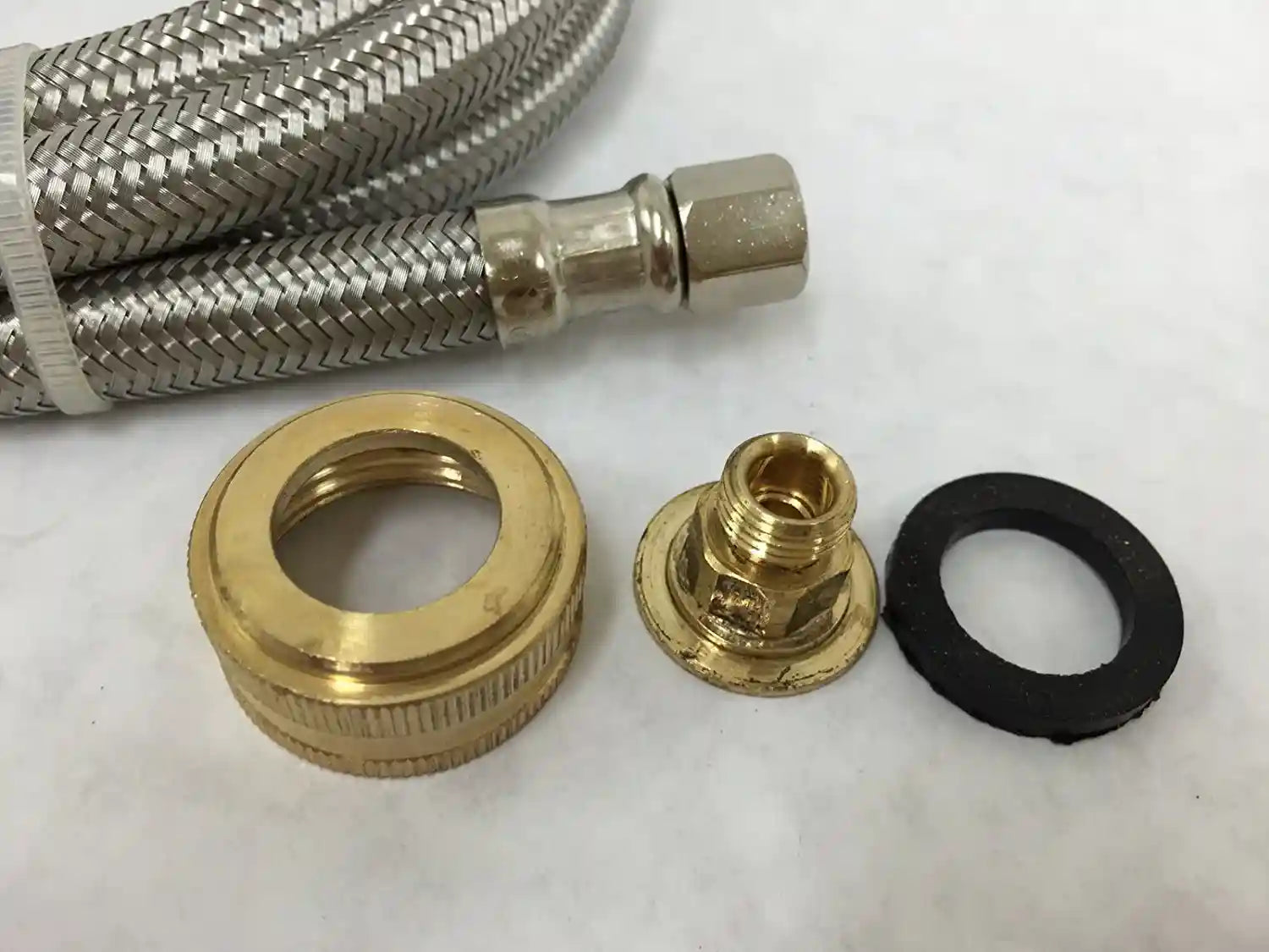 حافظ على ترطيب حيواناتك الأليفة بسهولة مع وعاء مياه إيزي-كلين. يأتي مزوداً بأنبوب من الفولاذ المقاوم للصدأ بطول ٥ أقدام، مما يسهل ملء الوعاء وتنظيفه بدون انسكاب. مصمم للكلاب والقطط،