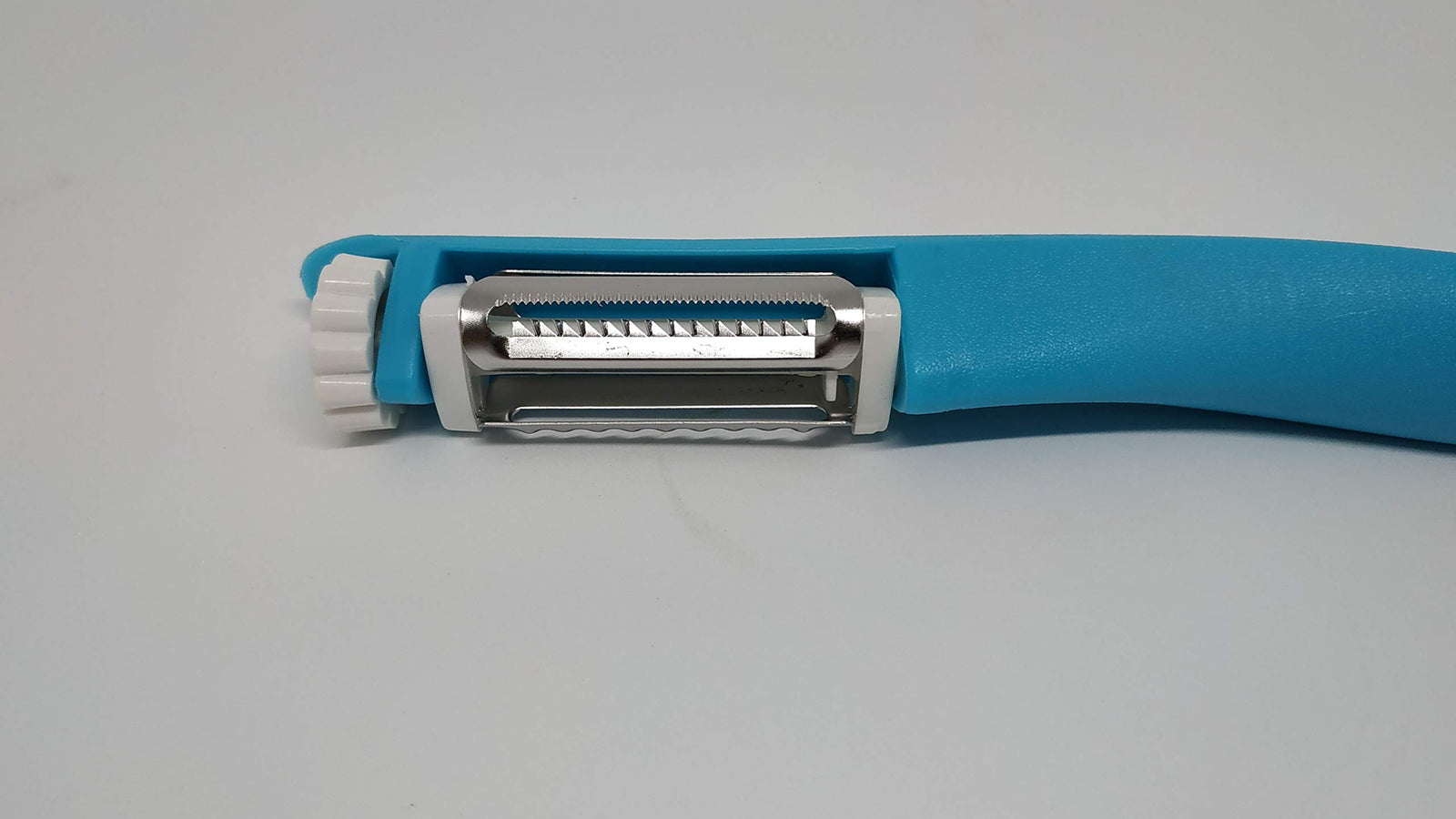 Multi-blade potato peeler with 3 blades