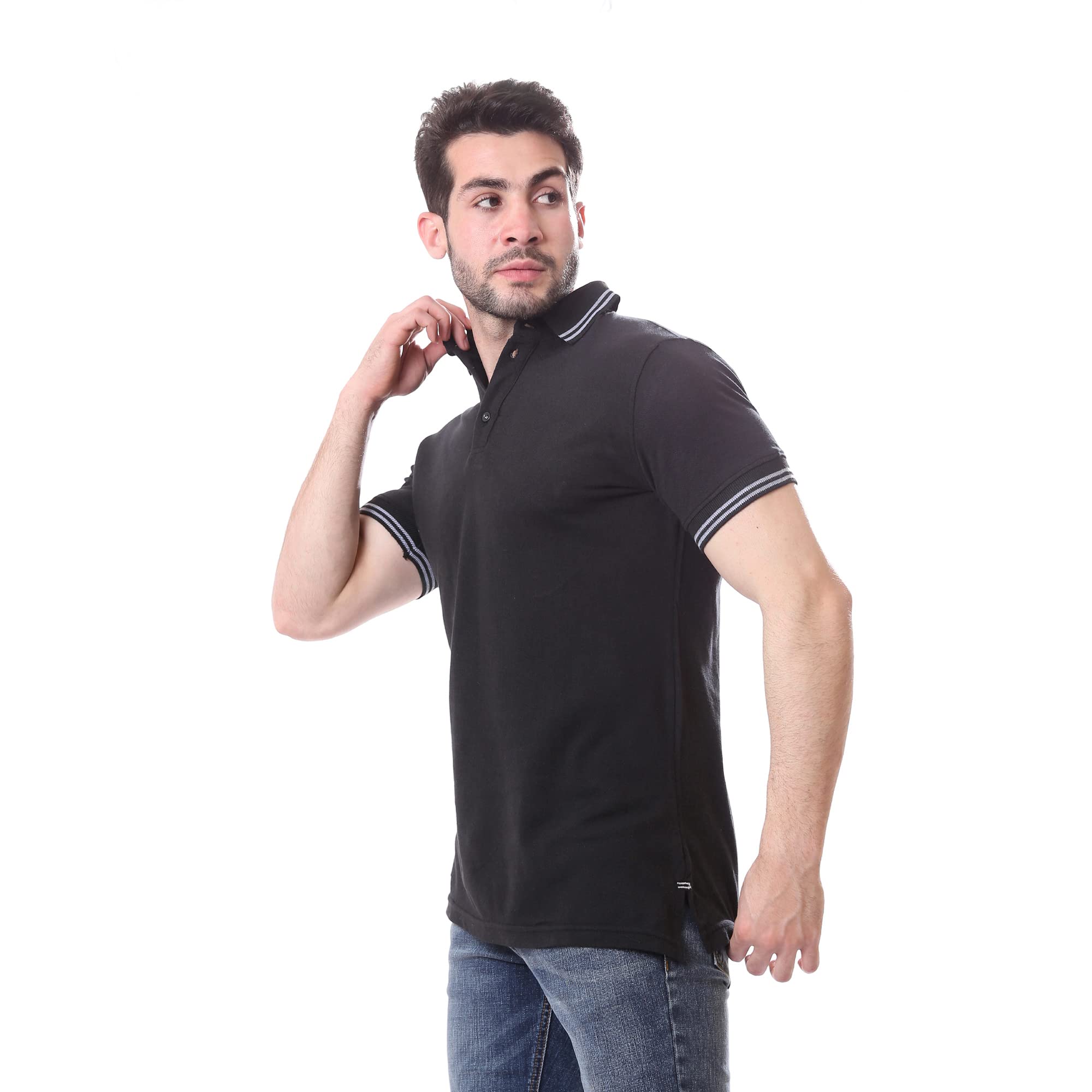 تي شيرت Andora للرجال يتميز بخامة ناعمة وخفيفة تمنحك راحة طوال اليوم. يأتي بتصميم بسيط وعصري مناسب للاستخدام اليومي