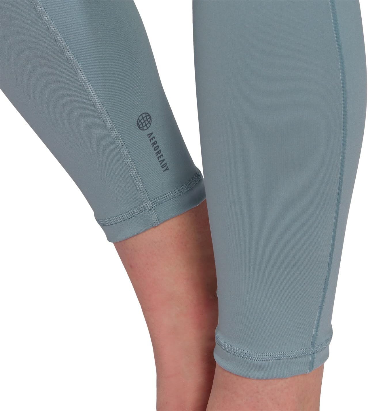 ليجن رياضي للنساء من أديداس يجمع بين الأداء العالي والراحة والأناقة الرياضية. مصنوع من قماش مرن وخفيف عالي الجودة يمنحك حرية الحركة الكاملة أثناء التمارين أو الاستخدام اليومي