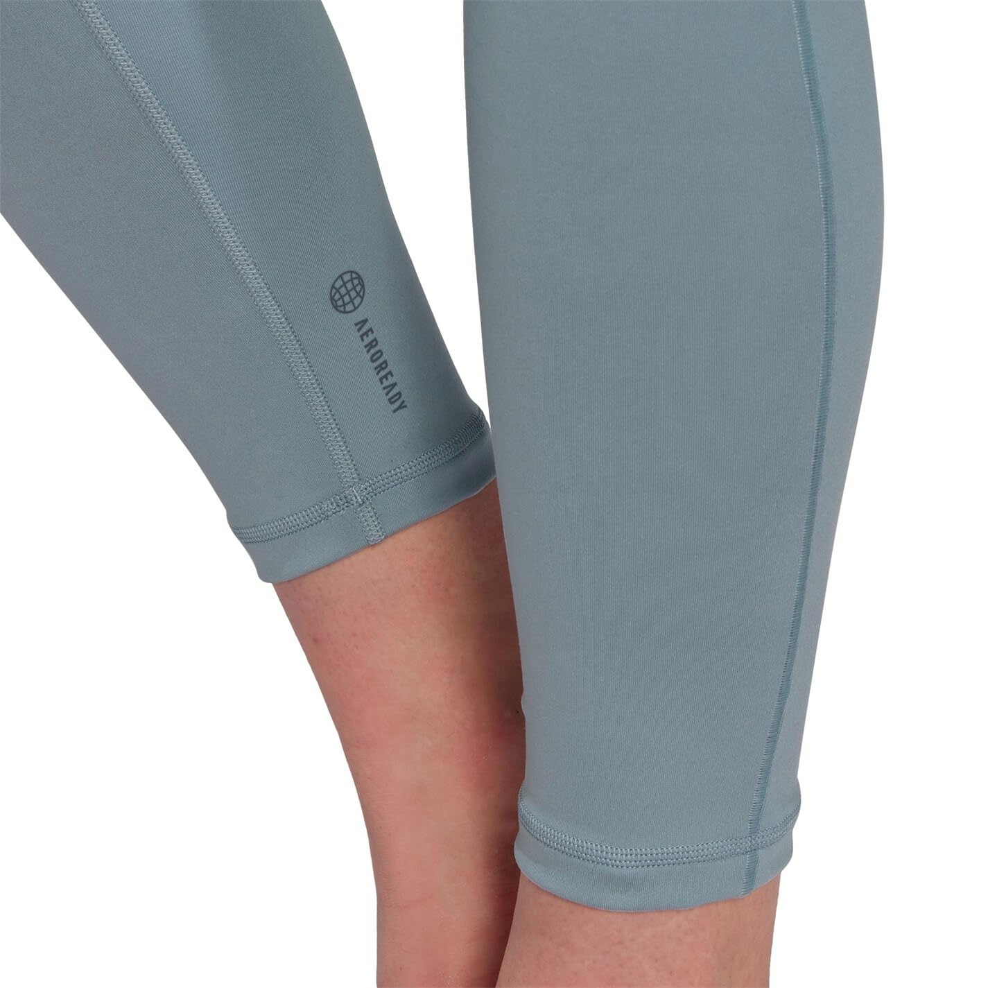 ليجن رياضي للنساء من أديداس يجمع بين الأداء العالي والراحة والأناقة الرياضية. مصنوع من قماش مرن وخفيف عالي الجودة يمنحك حرية الحركة الكاملة أثناء التمارين أو الاستخدام اليومي