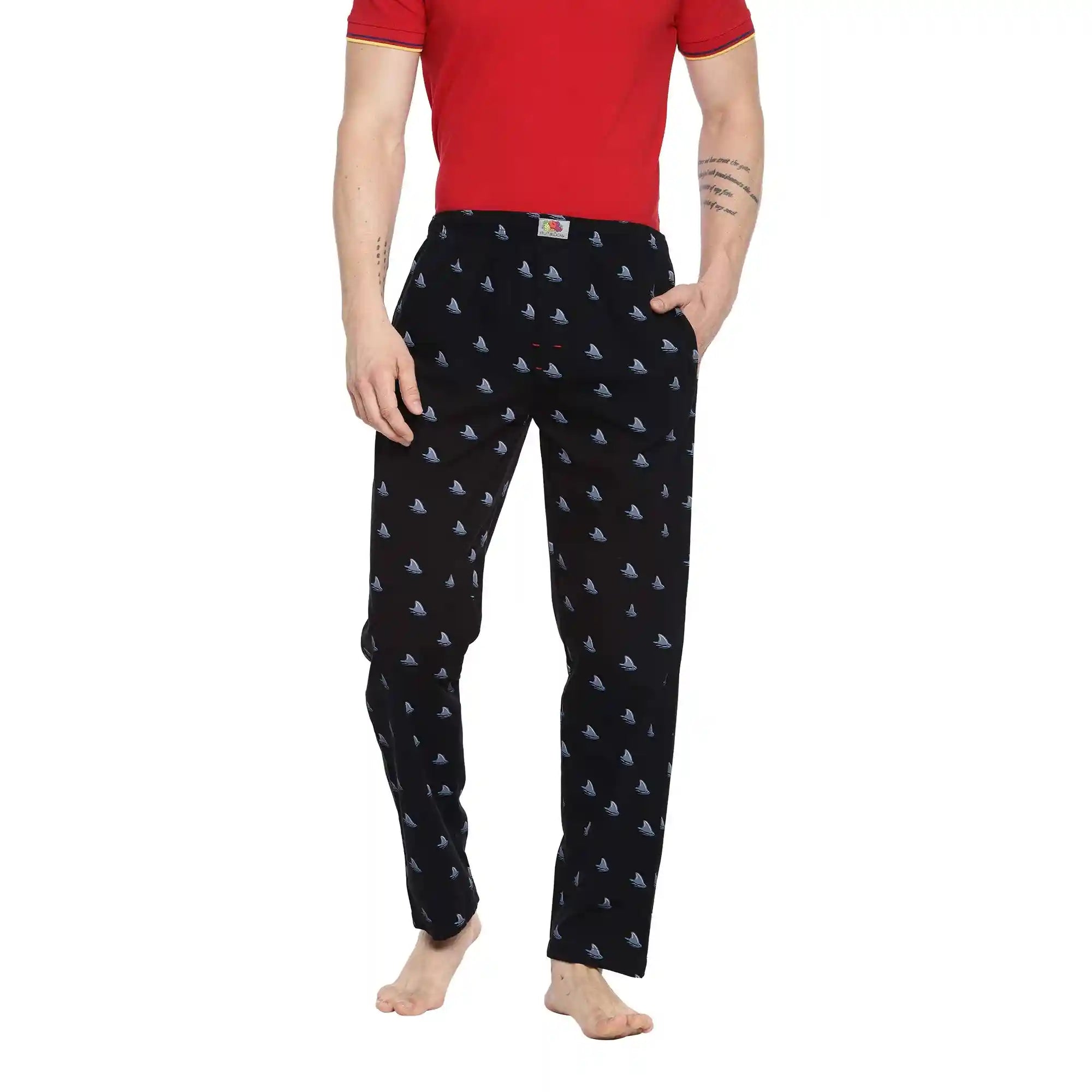 استمتع بالراحة مع بنطلون بيجاما Fruit of the Loom للرجال. مصنوع من قماش ناعم وقابل للتنفس، يوفر هذا البنطلون راحة طوال اليوم سواء للنوم أو الاسترخاء في المنزل