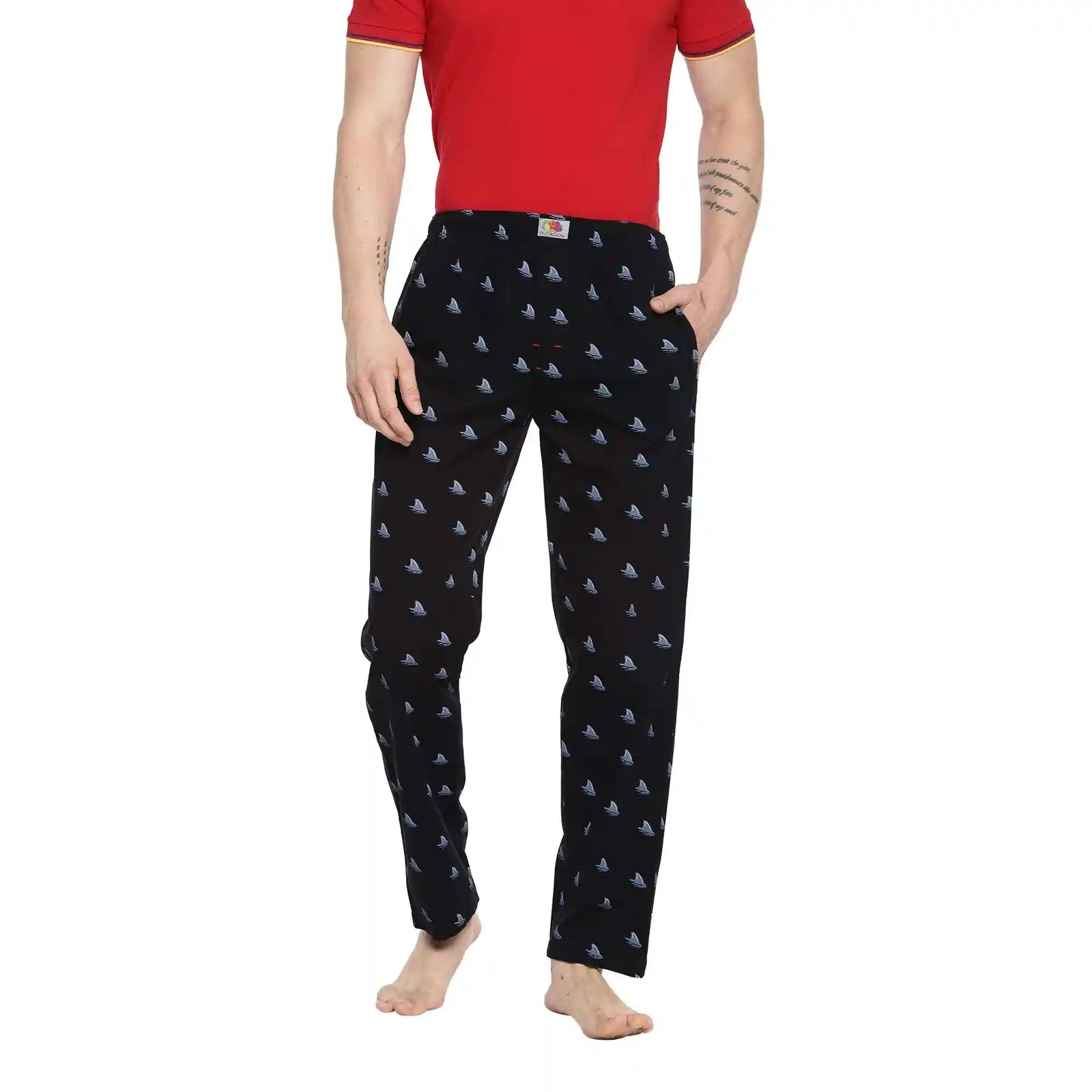 استمتع بالراحة مع بنطلون بيجاما Fruit of the Loom للرجال. مصنوع من قماش ناعم وقابل للتنفس، يوفر هذا البنطلون راحة طوال اليوم سواء للنوم أو الاسترخاء في المنزل