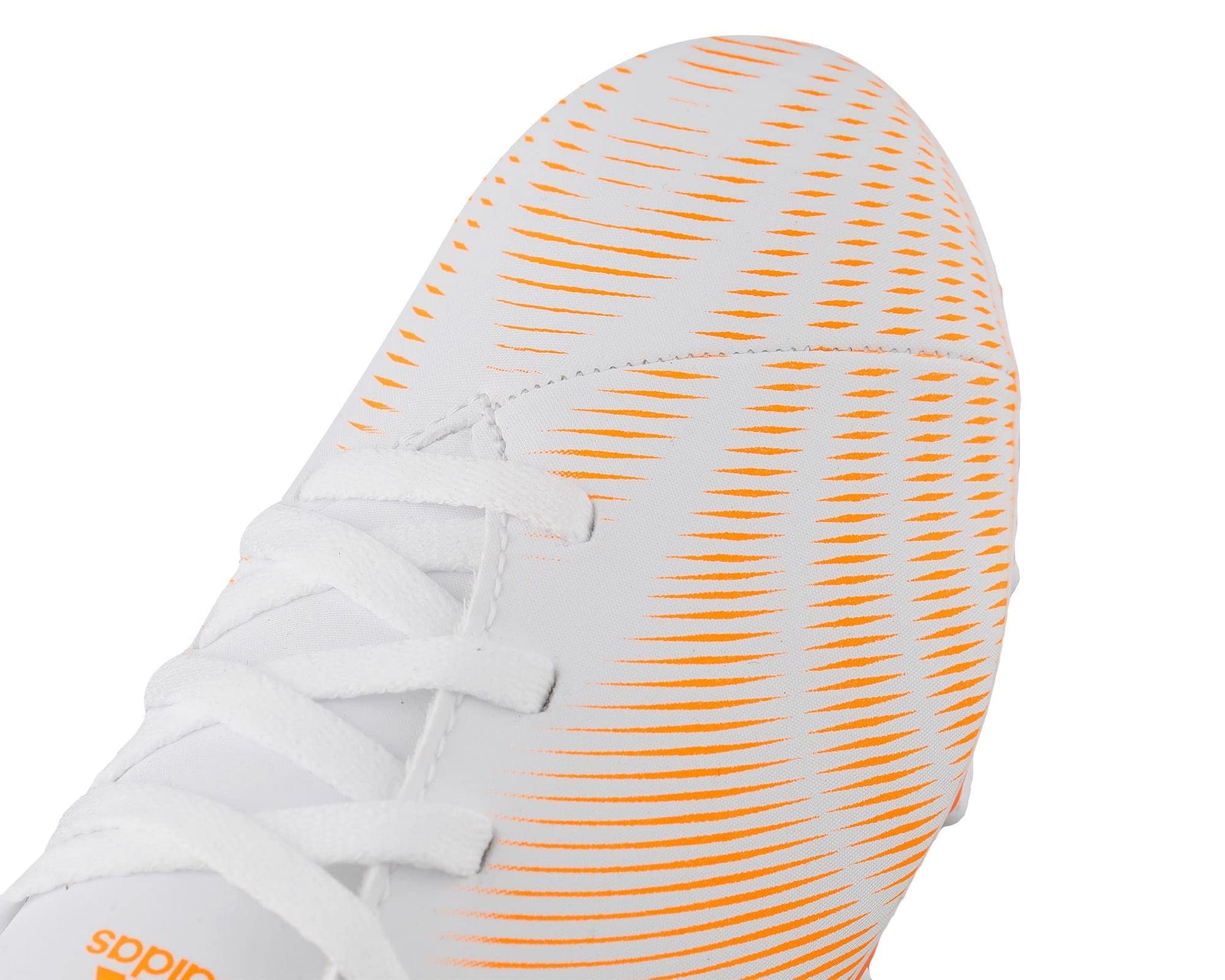 أحذية أديداس لكرة القدم للأولاد مصممة لعشاق اللعبة الصغار الذين يسعون للأداء والراحة يمنح تحكمًا أفضل بالكرة، ونعل مطاطي متين يوفر ثباتًا ممتازًا على العشب الطبيعي أو الصناعي.