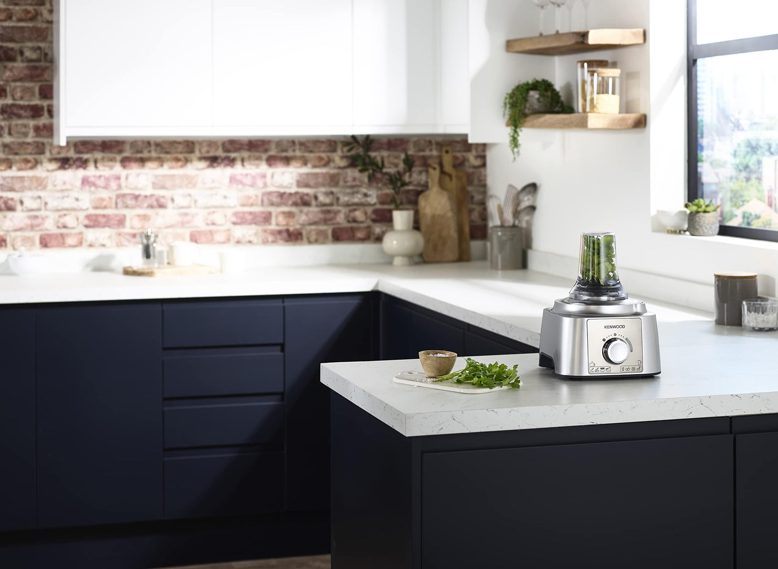 معالج طعام كينوود مالتي برو اكسبرس، وعاء سعة 3.0 لتر مع خدمة سريعة، خلاط سعة 1.2 لتر، خطاف عجين، خفاقة، 3 أقراص تقطيع وبرش، مطحنة متعددة، 1000 واط، FDP65.750WH، فضي. 