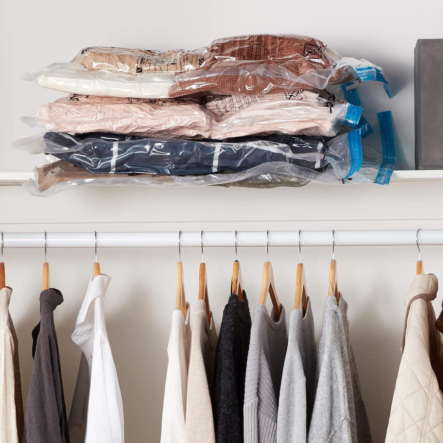 أكياس تخزين قابلة للضغط Basics بحجم متوسط – بسحاب وصمام محكم ومضخة يدوية