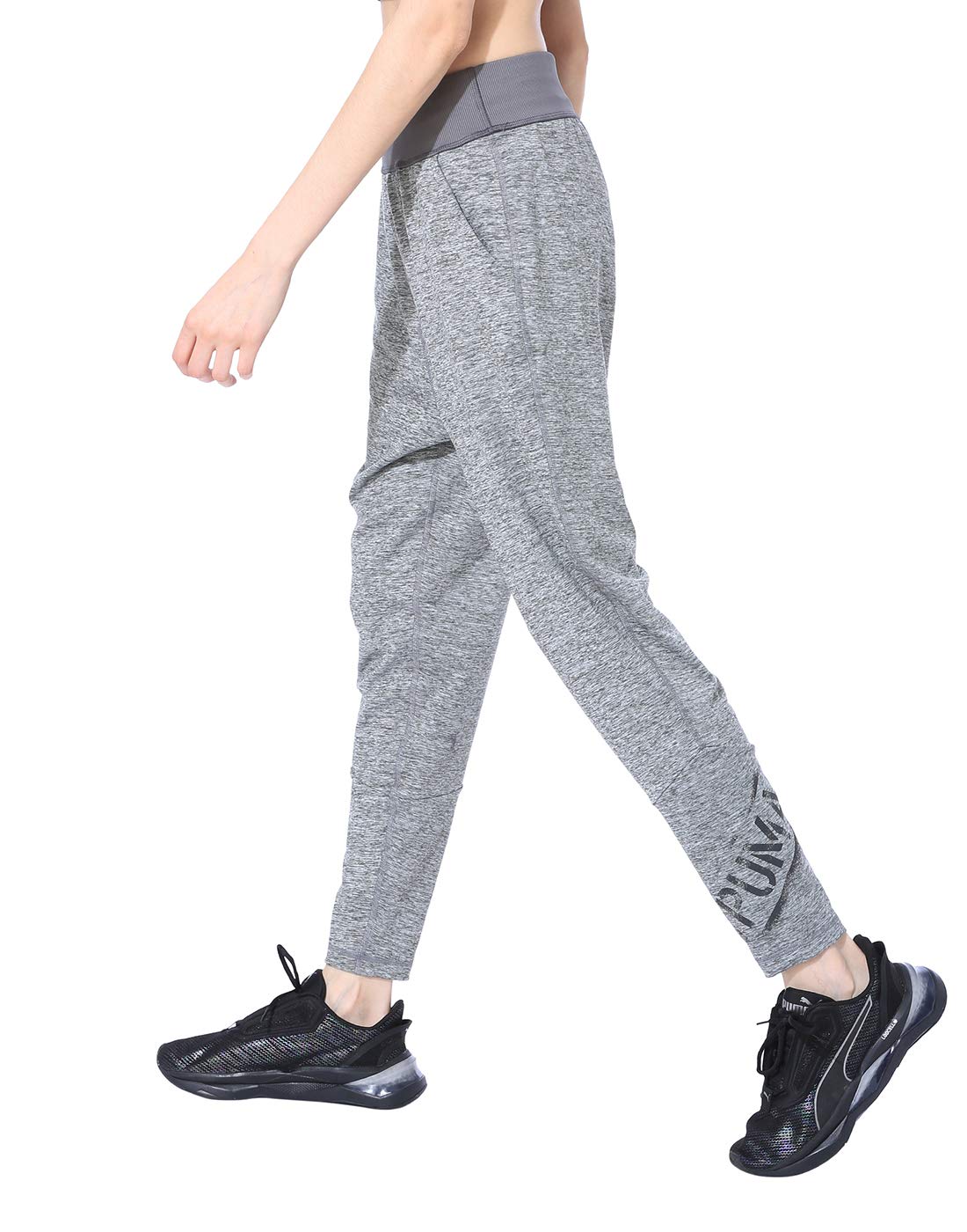 بنطال بوما للنساء يجمع بين الراحة والأناقة الرياضية في تصميم واحد مثالي لكل الأوقات. مصنوع من قماش ناعم ومرن يسمح بمرور الهواء ليمنحك إحساسًا بالراحة طوال اليوم. 