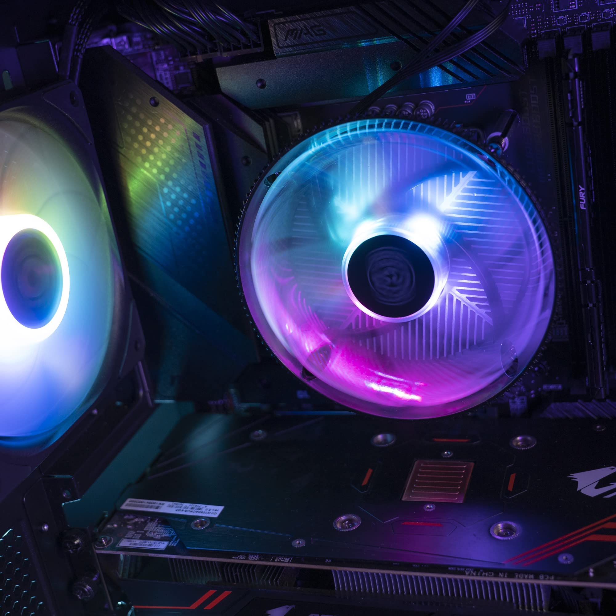 مبرد معالج كولر ماستر i70C لمنفذ LGA 1700 مع إضاءة ARGB، لون أسود، أبعاد 12 × 12 × 7 سم، جهد 12 فولت، قدرة 1.44 واط، سرعة دوران 1800 دورة في الدقيقة، تدفق هواء 37.08 قدم مكعب/دقيقة، صوت 28 ديسيبل