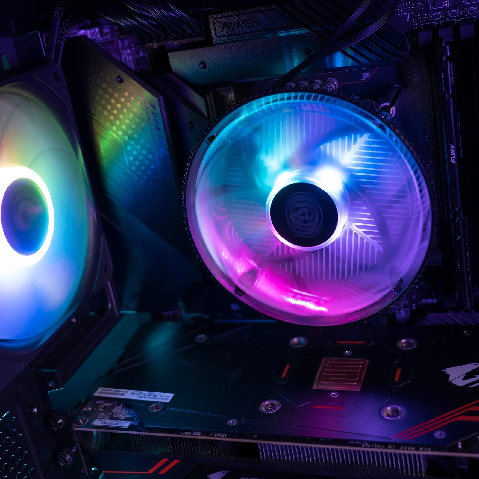 مبرد معالج كولر ماستر i70C لمنفذ LGA 1700 مع إضاءة ARGB، لون أسود، أبعاد 12 × 12 × 7 سم، جهد 12 فولت، قدرة 1.44 واط، سرعة دوران 1800 دورة في الدقيقة، تدفق هواء 37.08 قدم مكعب/دقيقة، صوت 28 ديسيبل