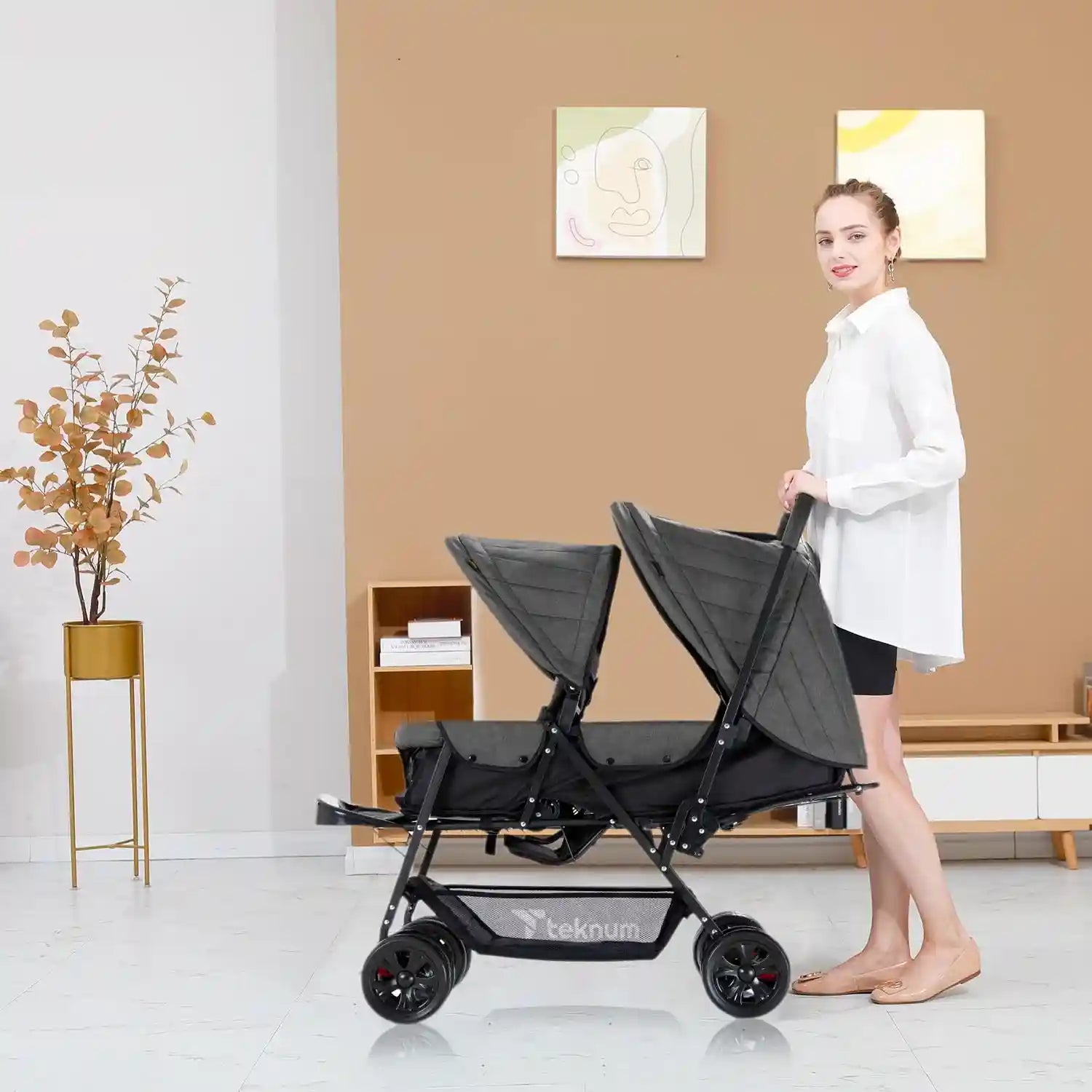 عربة الأطفال المزدوجة من تيكنوم مصممة لتوفير الراحة والأمان والسهولة للآباء الذين لديهم طفلان صغيران. مناسبة للأطفال من ٦ إلى ٣٦ شهرًا، وتتميز بمقعد واسع مبطن، غطاء كبير، وسلة تخزين كبيرة للأغراض الضرورية. 