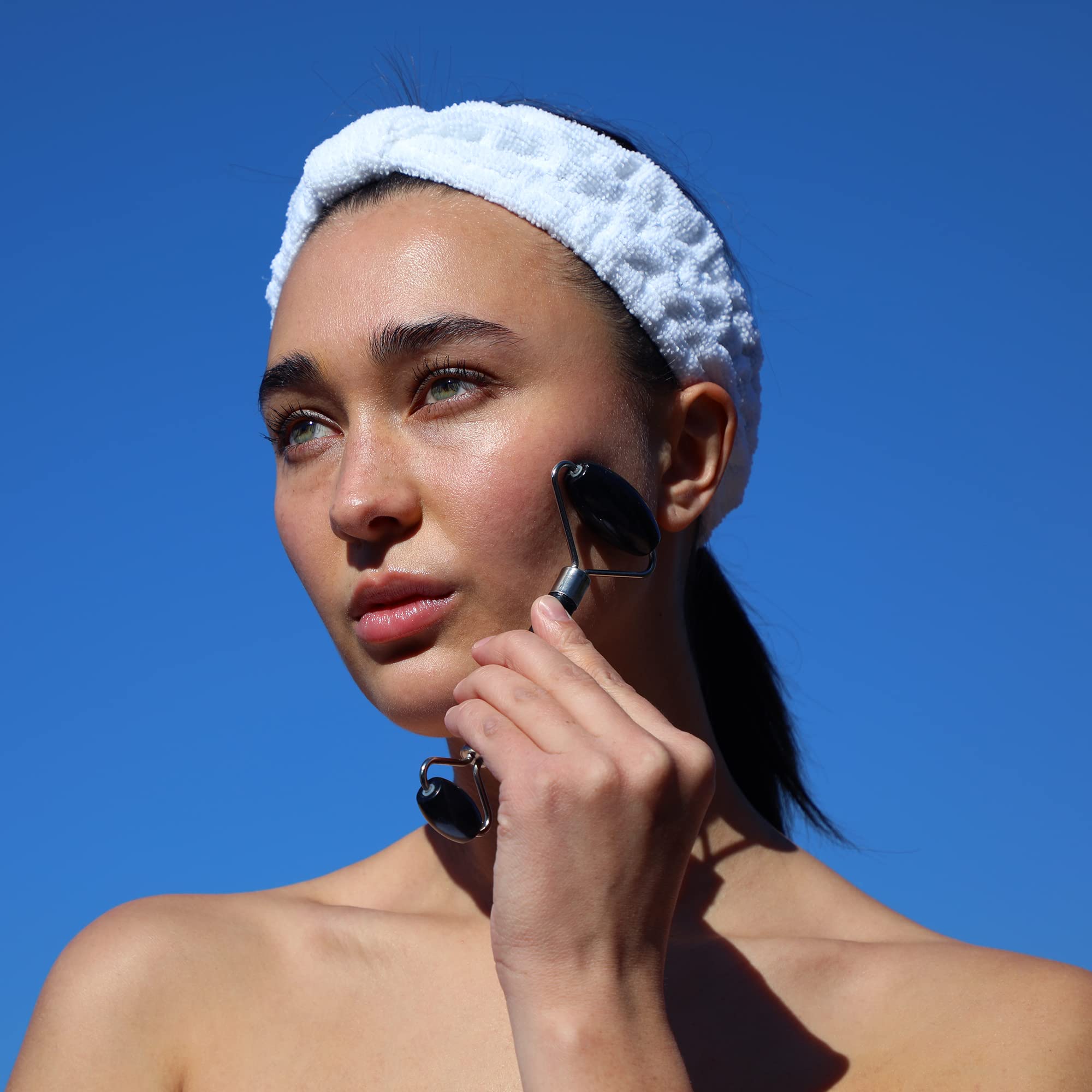 مدلك الوجه بحجر الأوبسيديان من ديلي كونسبتس