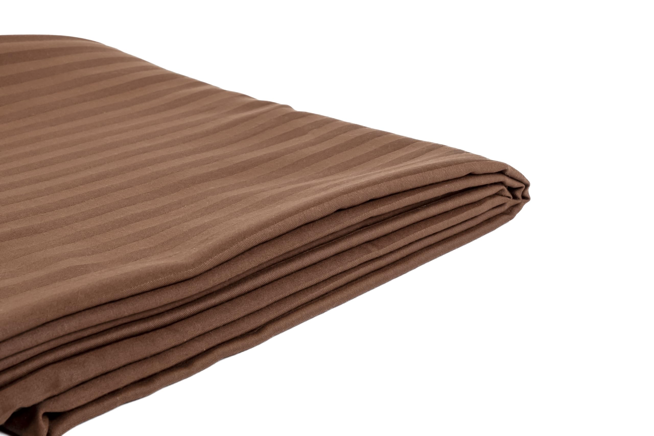 ملاءة سرير مسطحة مخططة من  Home Of Linen مصممة لتمنحك مظهرًا أنيقًا ونظيفًا مع راحة بجودة الفنادق 