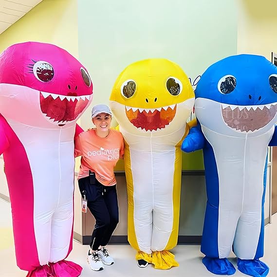  زي القرش القابل للنفخ كامل الجسم من MXoSUM هذا الزي الممتع والمثير للانتباه يتم نفخه ليأخذ شكل قرش