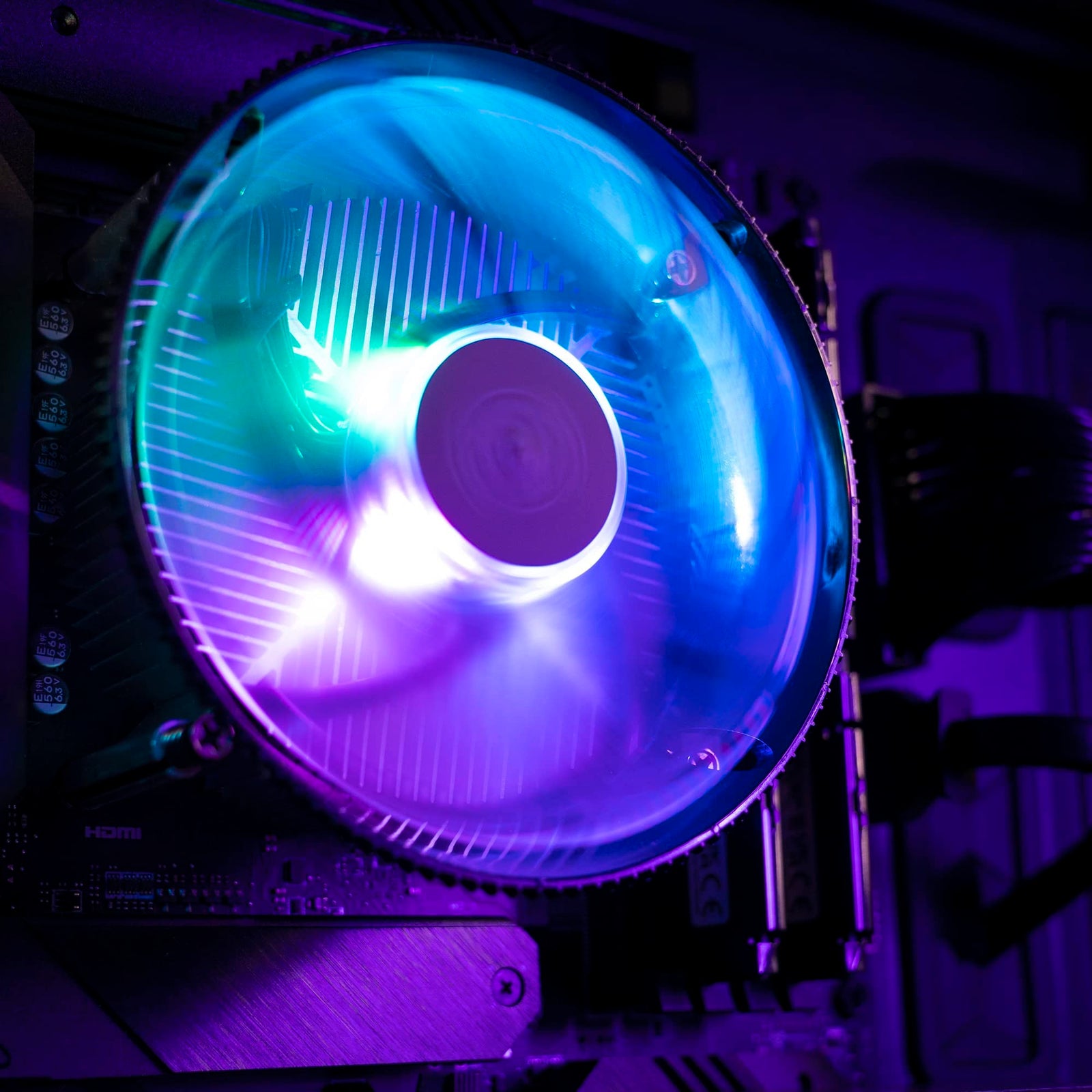 مبرد معالج كولر ماستر i70C لمنفذ LGA 1700 مع إضاءة ARGB، لون أسود، أبعاد 12 × 12 × 7 سم، جهد 12 فولت، قدرة 1.44 واط، سرعة دوران 1800 دورة في الدقيقة، تدفق هواء 37.08 قدم مكعب/دقيقة، صوت 28 ديسيبل