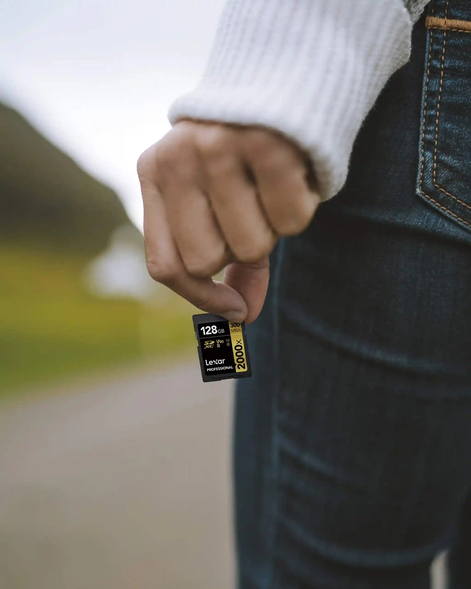 بطاقة الذاكرة ليكسر بروفيشنال بسعة 32 جيجابايت  خياراً مثالياً للمصورين ومصوري الفيديو المحترفين الذين يبحثون عن السرعة والأداء العالي والموثوقية. توفر سرعة قراءة تصل إلى 300 ميجابايت/ثانية وسرعة كتابة تصل إلى 260 ميجابايت/ثانية، 