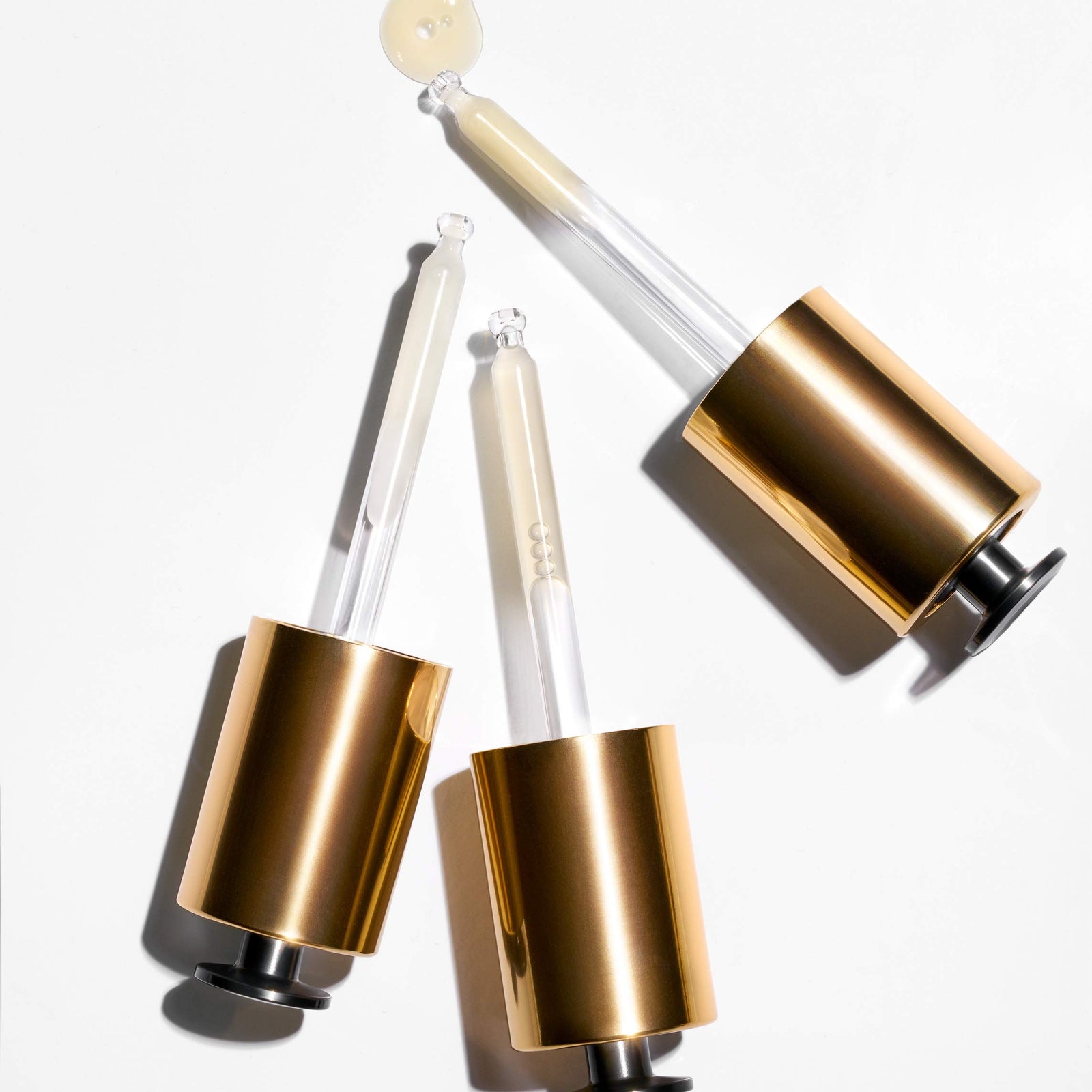 معزز الترطيب ومضاد للتلوث من Oribe مع مركب حمض الهيالورونيك بنسبة 2% ومكافحة التلوث هو علاج مركز مصمم لإنعاش البشرة وحمايتها