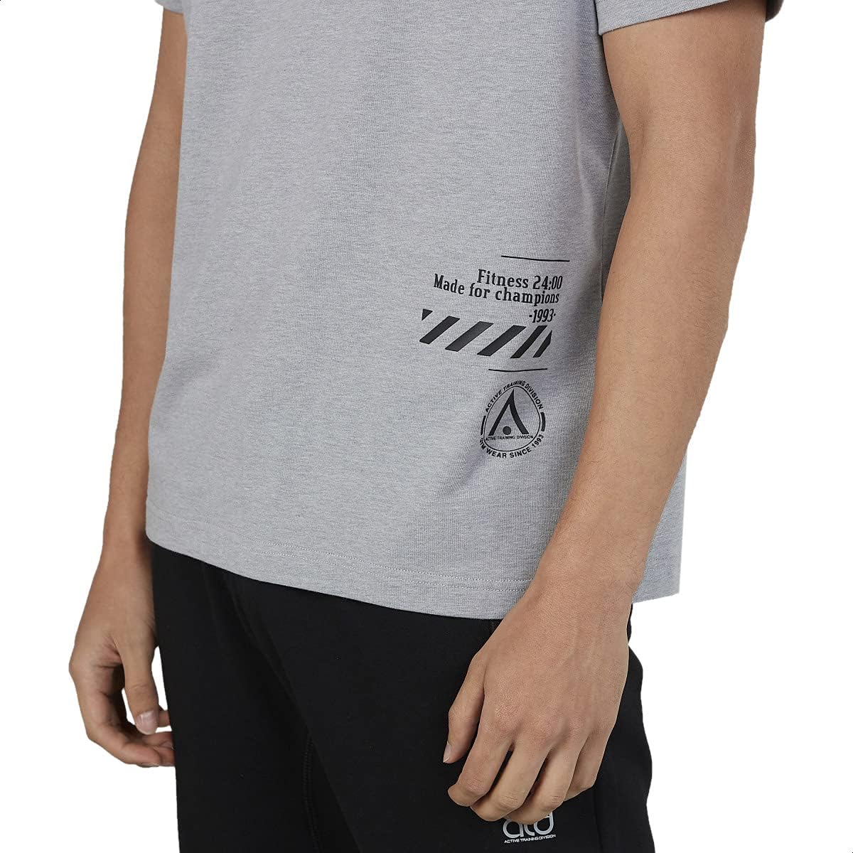 تي‑شيرت Splash Active Basic بقبة دائرية قصيرة الأكمام للرجال هو قطعة أساسية في خزانة الملابس تجمع بين البساطة والراحة والمرونة للاستخدام اليومي. 