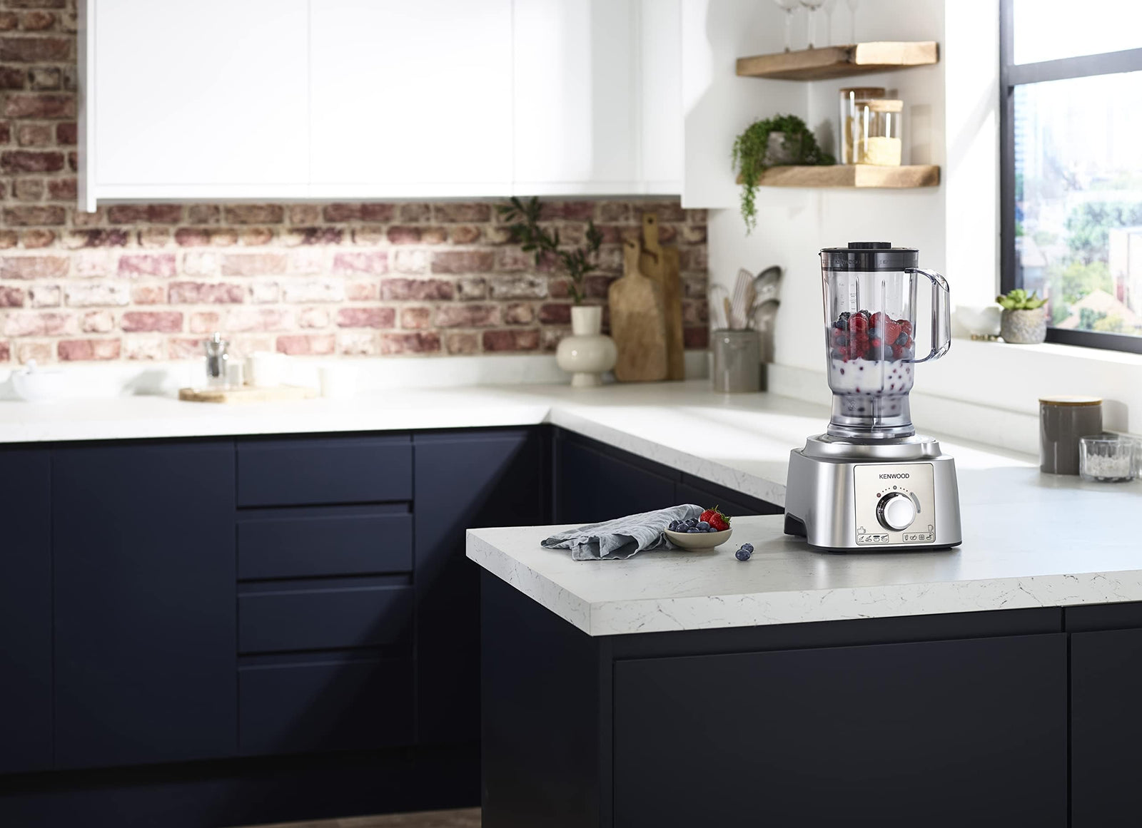 معالج طعام كينوود مالتي برو اكسبرس، وعاء سعة 3.0 لتر مع خدمة سريعة، خلاط سعة 1.2 لتر، خطاف عجين، خفاقة، 3 أقراص تقطيع وبرش، مطحنة متعددة، 1000 واط، FDP65.750WH، فضي. 