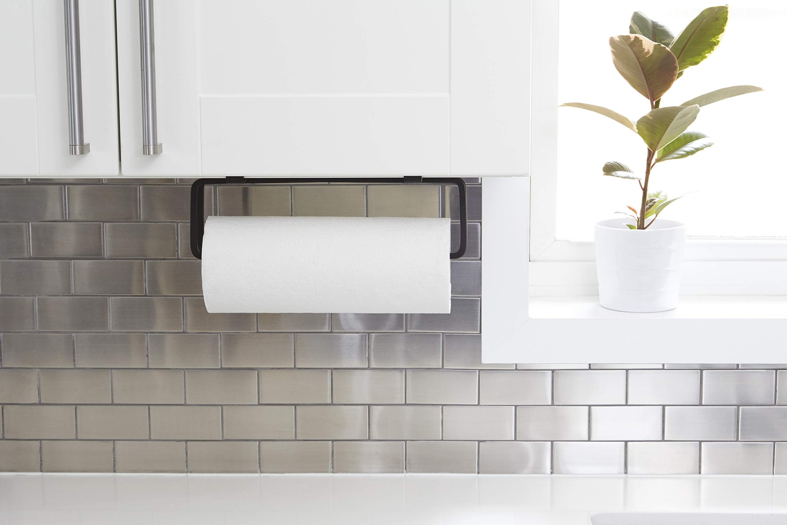 حافظ على تنظيم مطبخك أو حمامك مع حامل مناديل الورق Umbra . مصمم بمرونة للتركيب، يوفر ثلاث خيارات سهلة للتثبيت تناسب مساحتك بشكل مثالي