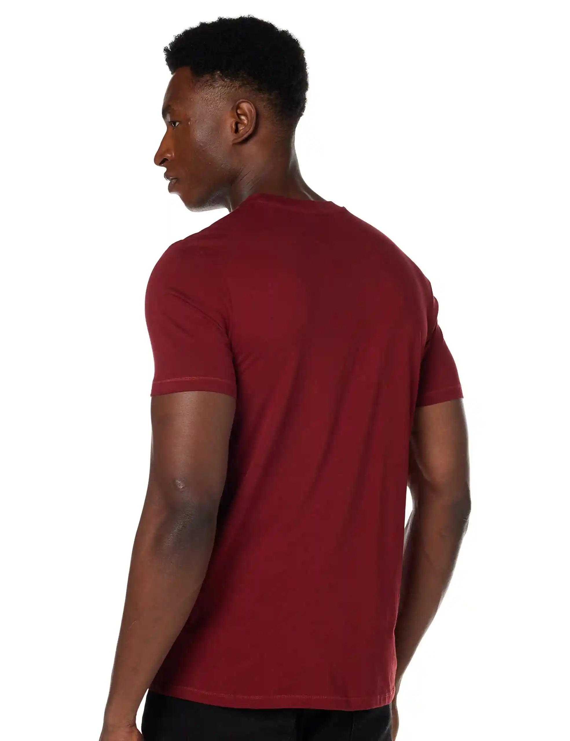 تيشيرتات رجالية من أمبرو. مصنوعة من قماش ناعم ومتنفس، توفر قصة مريحة مناسبة للتمارين، الأنشطة الرياضية أو الاستخدام اليومي