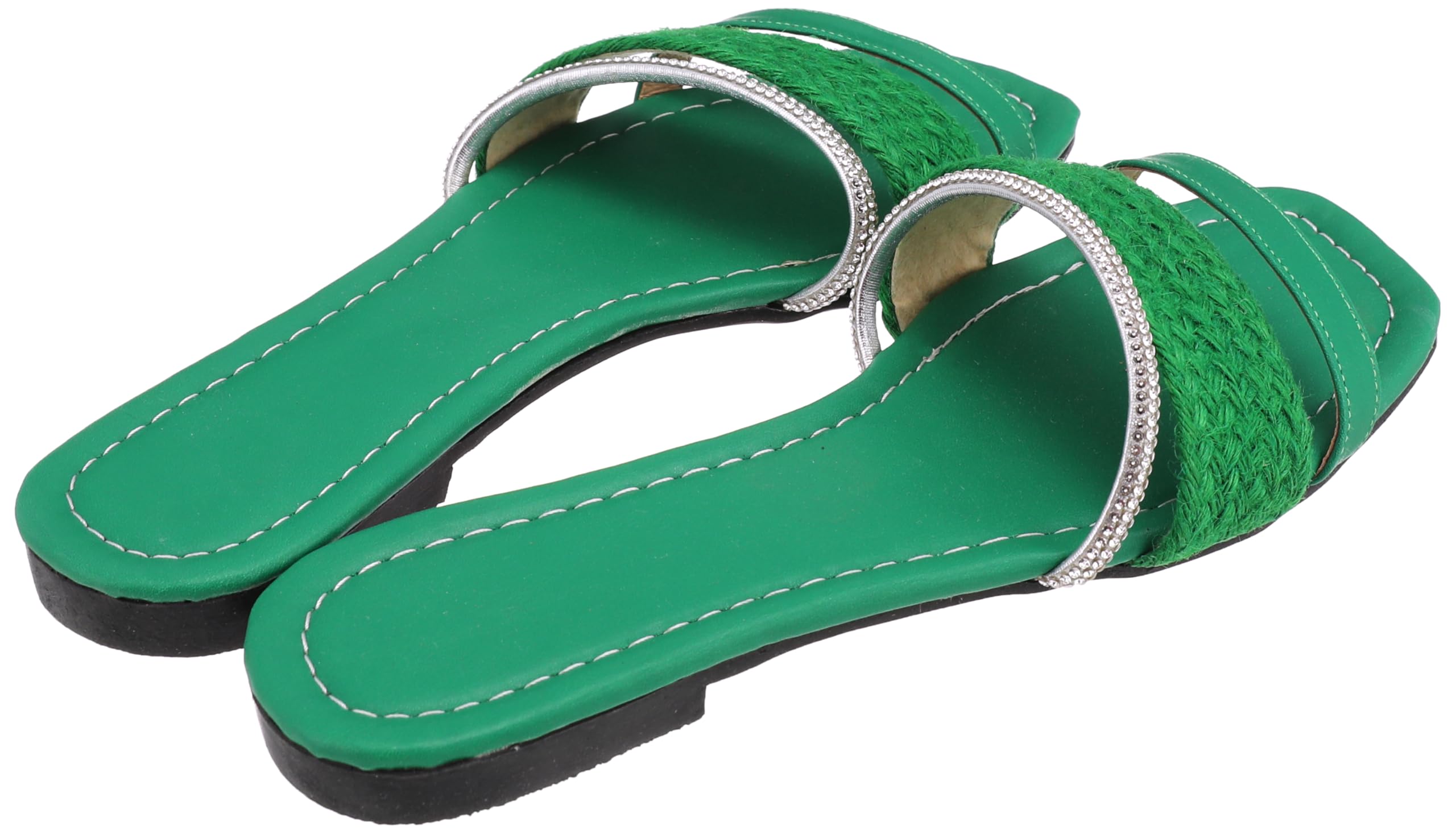 حذاء SOUL 2 SOLE المسطح للنساء. تم تصميم هذا الحذاء للاستخدام اليومي، حيث يوفر شعورًا ناعمًا ومريحًا، مما يجعله مثاليًا للمنزل أو الخروجات اليومية أو المهمات الخفيفة. 