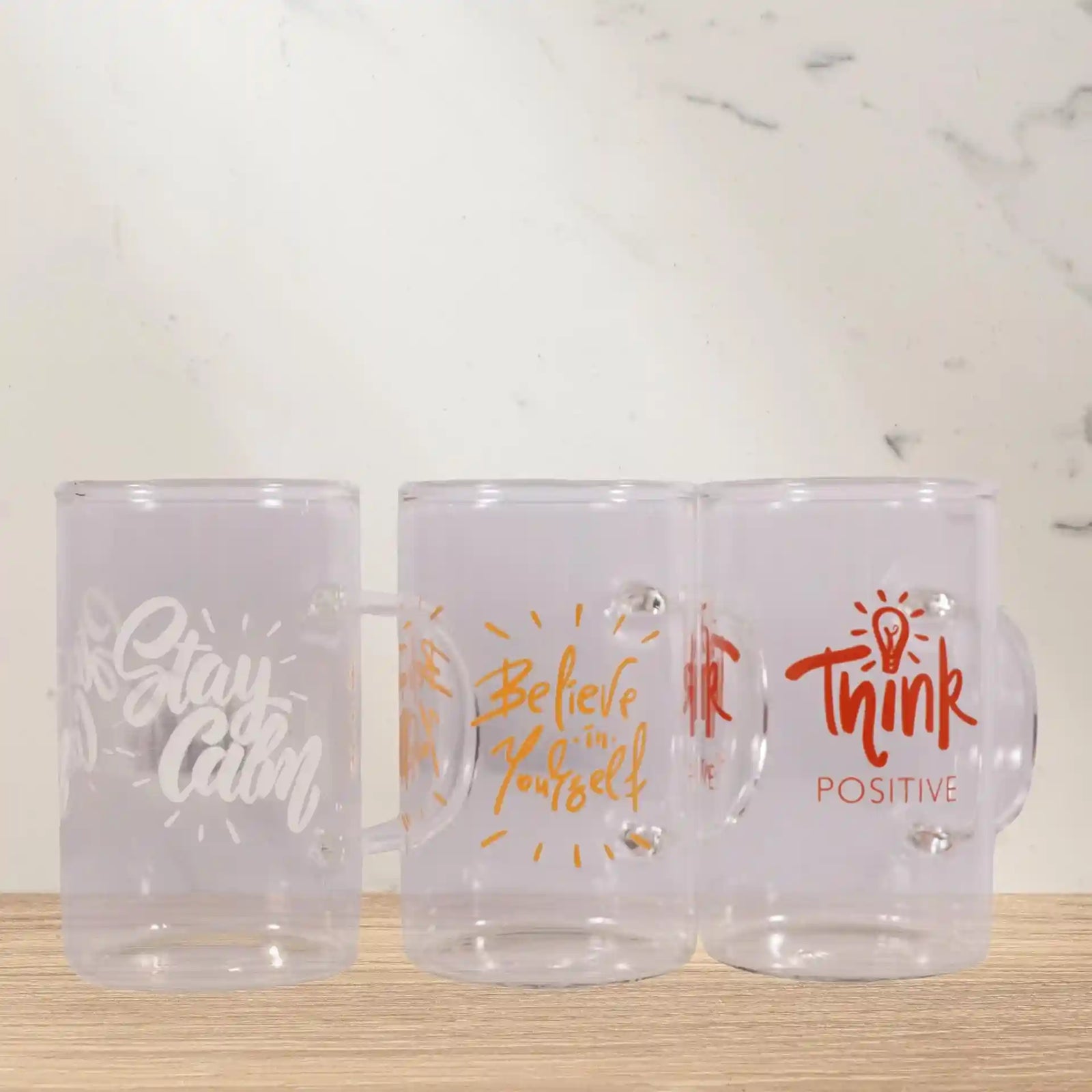  أكواب الزجاج المزخرفة من هيريفين مجموعة أنيقة وعملية للاستخدام اليومي. تأتي كل كوب بسعة 200 مل، مما يجعلها مناسبة لتقديم الشاي والقهوة والمشروبات الساخنة والباردة