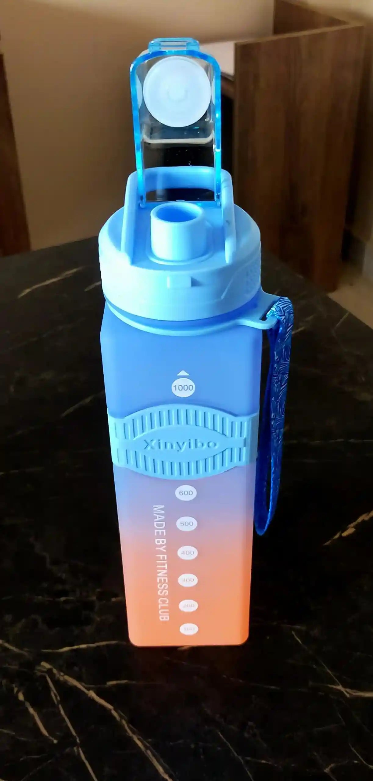  زجاجة مياه مربعة للياقة البدنية وصالة الألعاب الرياضية، مع ماصة وحزام كتف للمدرسة، منتفخة لطيفة للتخييم والسفر ملصق (برتقالي وأرجواني