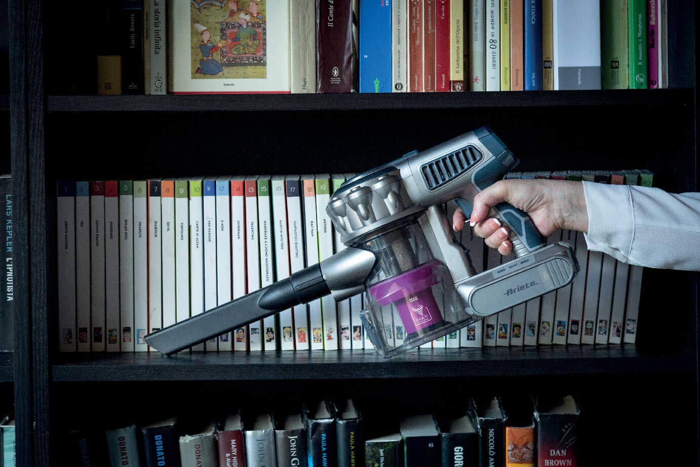 مكنسة كهربائية عمودية Ariete 2758 باللون الأحمر، بقدرة 200 واط وسعة 1 لتر، تتميز بتصميم عملي وقوة شفط ممتازة تناسب التنظيف اليومي للمنازل. قد تحتوي على خدوش بسيطة لا تؤثر على الأداء أو الكفاءة.